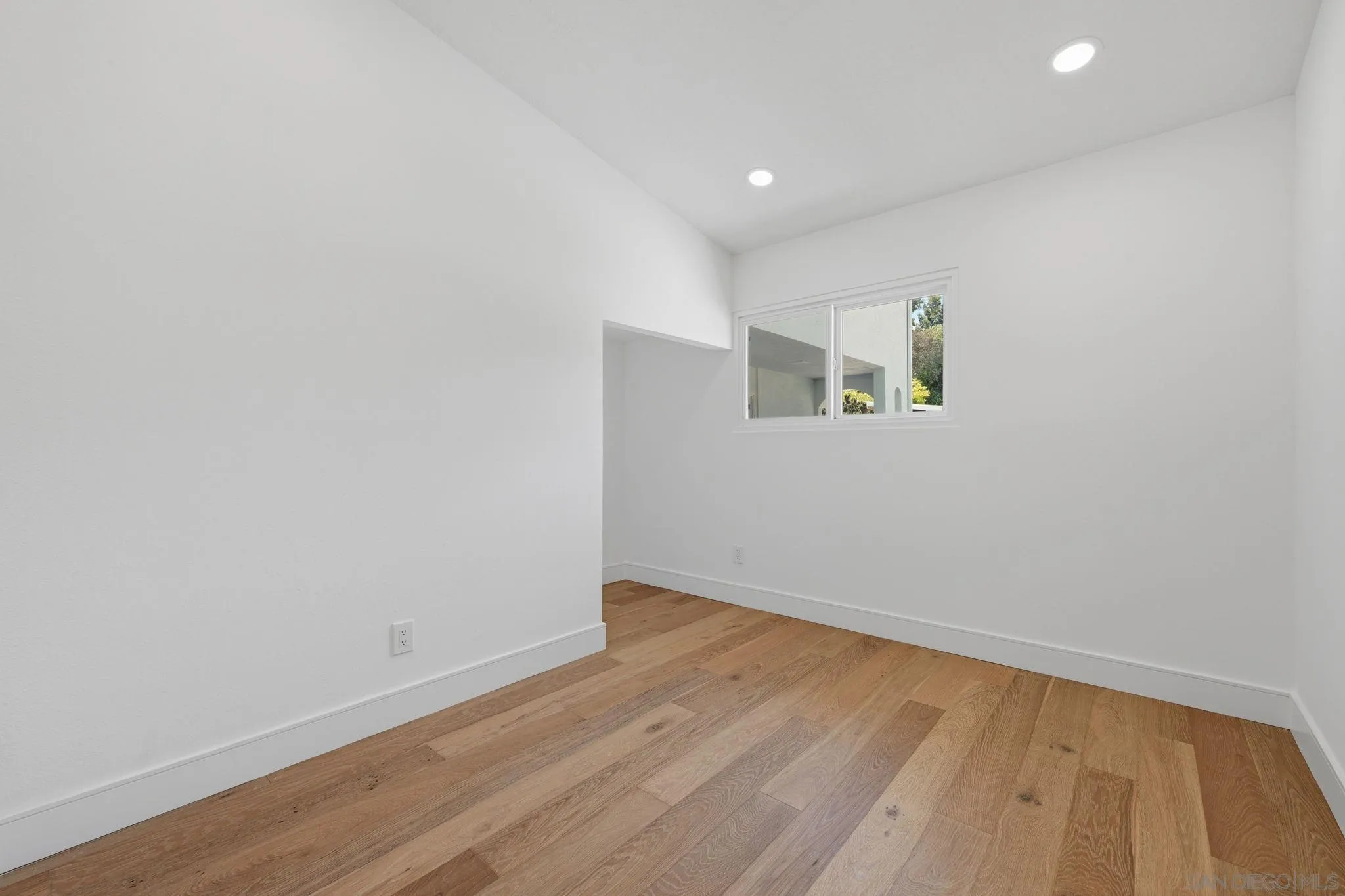 https://cdn.realtyfeed.com/cdn/127/260015490/24992a86ec2bf9d3d63239856d5734c5.webp