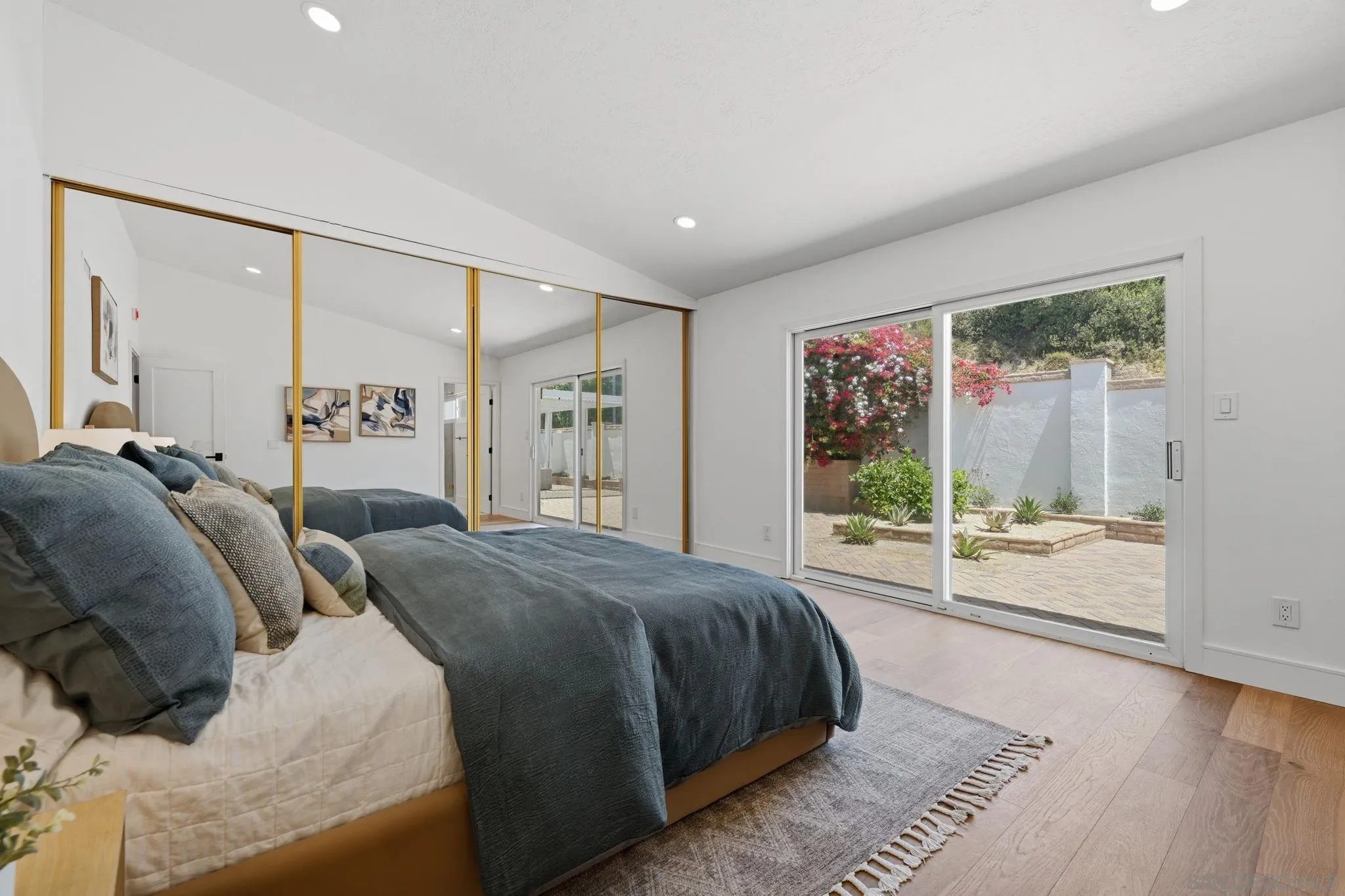 https://cdn.realtyfeed.com/cdn/127/260015490/855a2cc283eb21c1f5d6353a5f87957b.webp