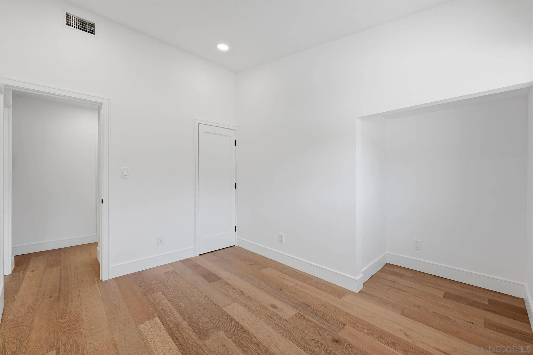 https://cdn.realtyfeed.com/cdn/127/260015490/a8191d7e08ad7032a4d011080cea7261.webp