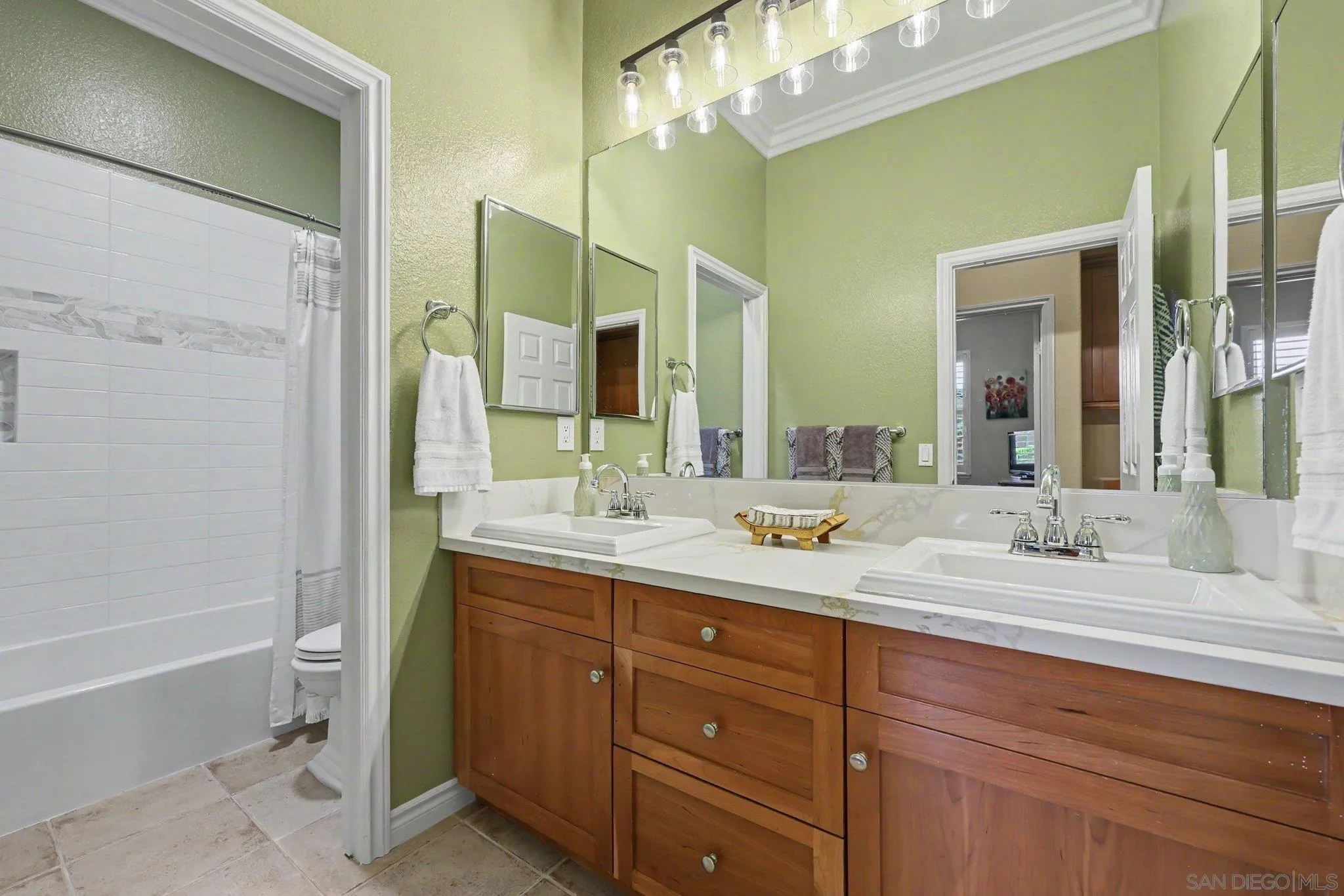 https://cdn.realtyfeed.com/cdn/127/260015491/f894b2f5ab8af1b16b8b55c6e9051095.webp