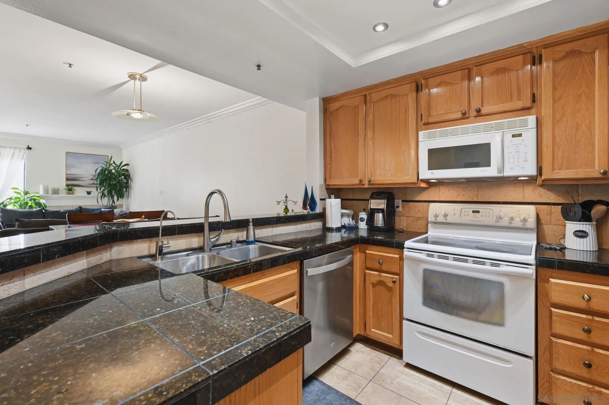 Photo #6: 260015492 Listing: Photo #6