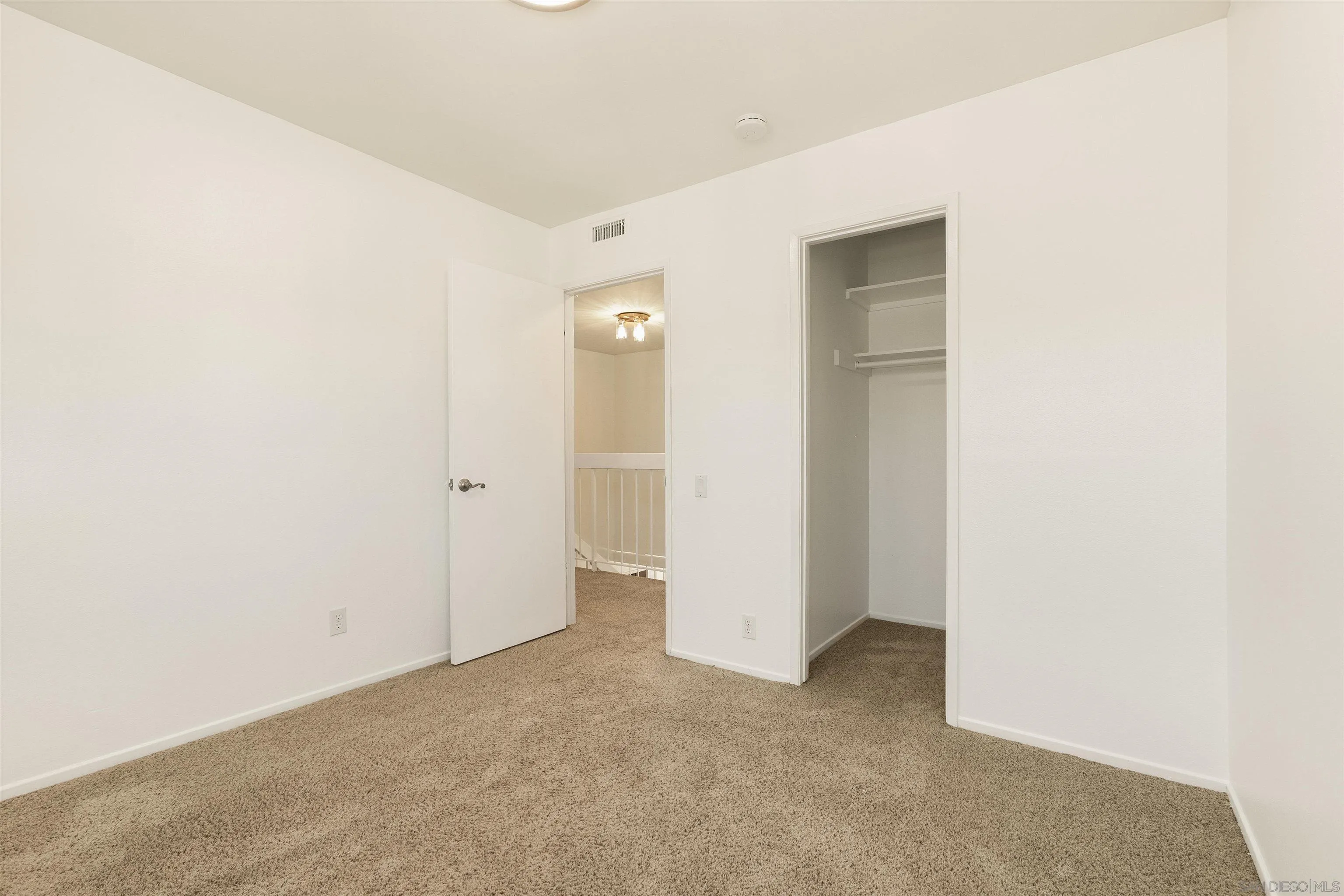 https://cdn.realtyfeed.com/cdn/127/260015503/98a987348ad146a46794aba4bf22e39c.webp