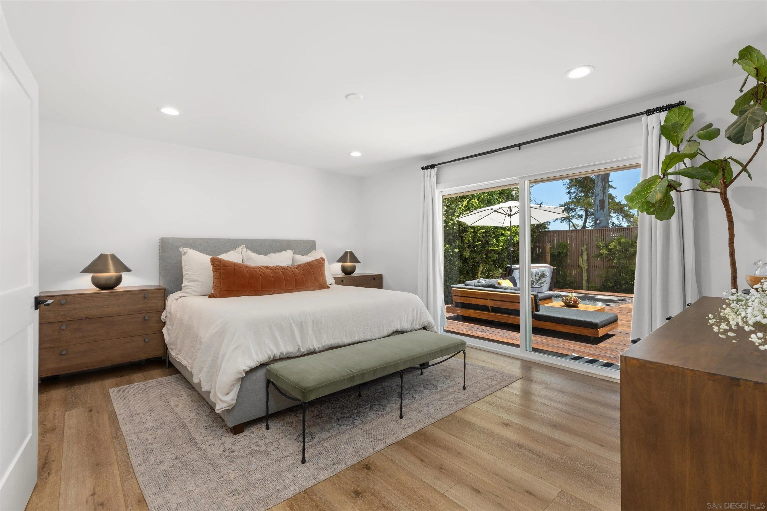 https://cdn.realtyfeed.com/cdn/127/260015504/cb21cabfae1e725b060a6d208cd431f4.webp