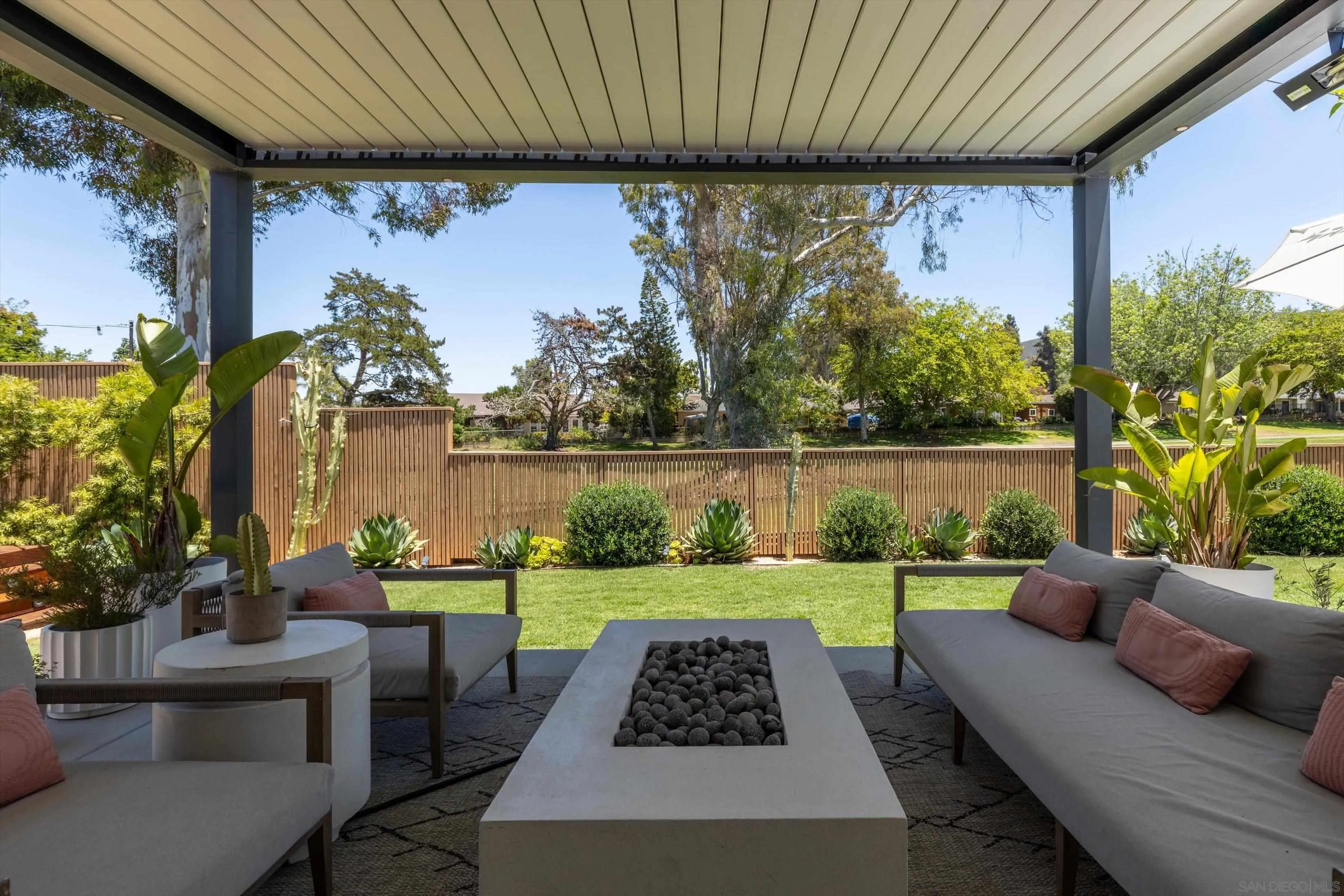https://cdn.realtyfeed.com/cdn/127/260015504/d8ee7eab13d47dc1740170054ff6fcb6.webp