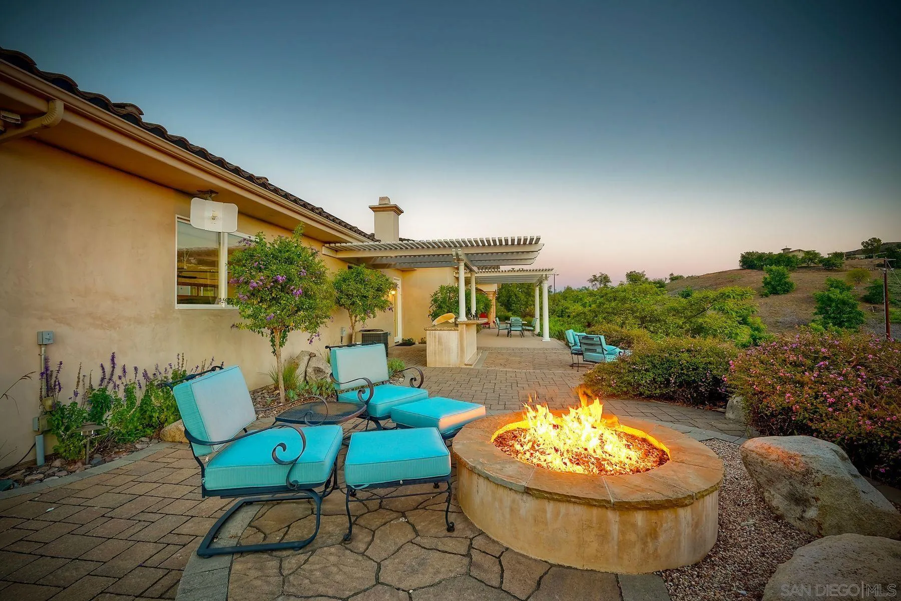 https://cdn.realtyfeed.com/cdn/127/260015510/01487df9f6ca0234687e93aa2f68d299.webp