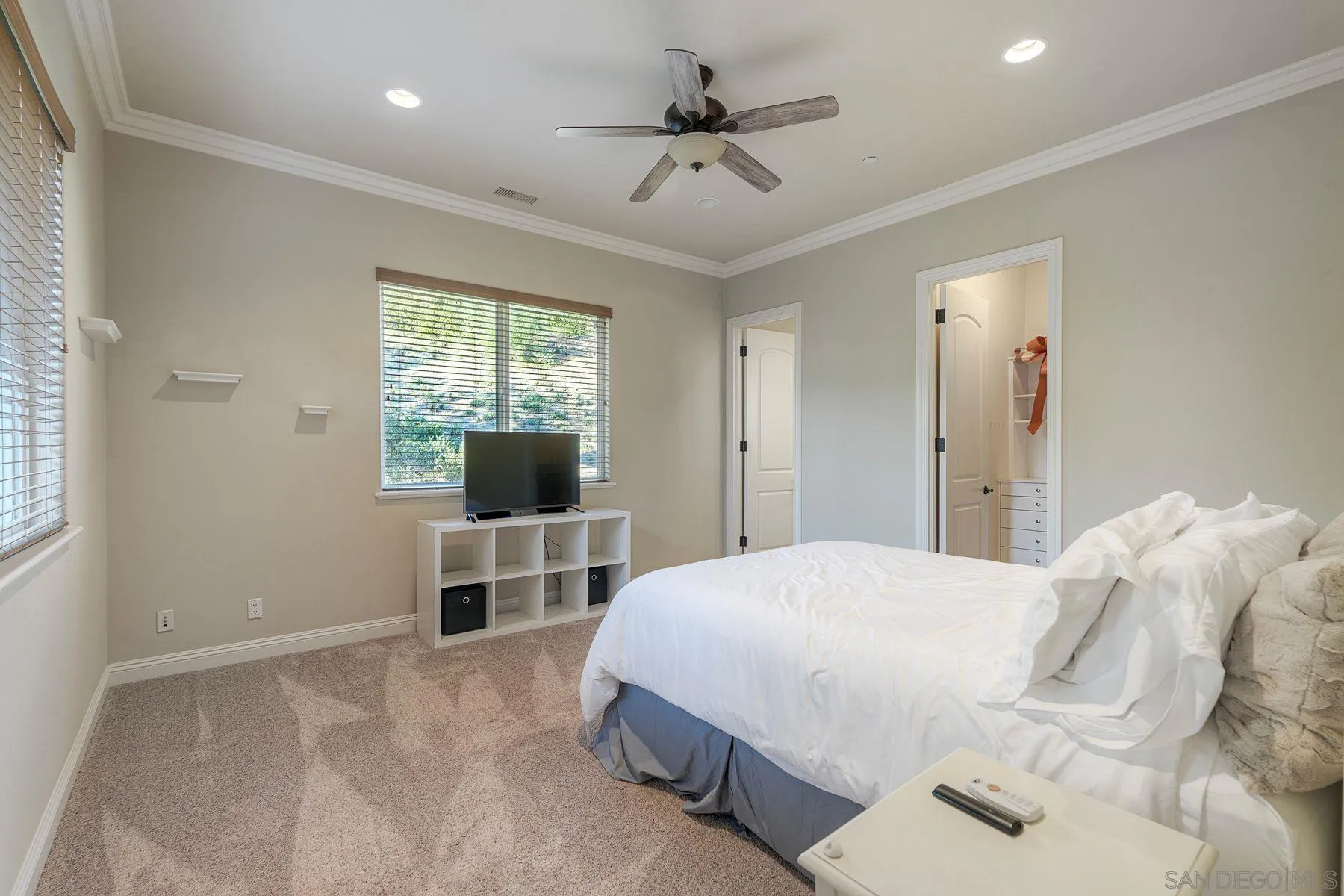 https://cdn.realtyfeed.com/cdn/127/260015510/aa837e789c3088f52e0d0670cada8352.webp