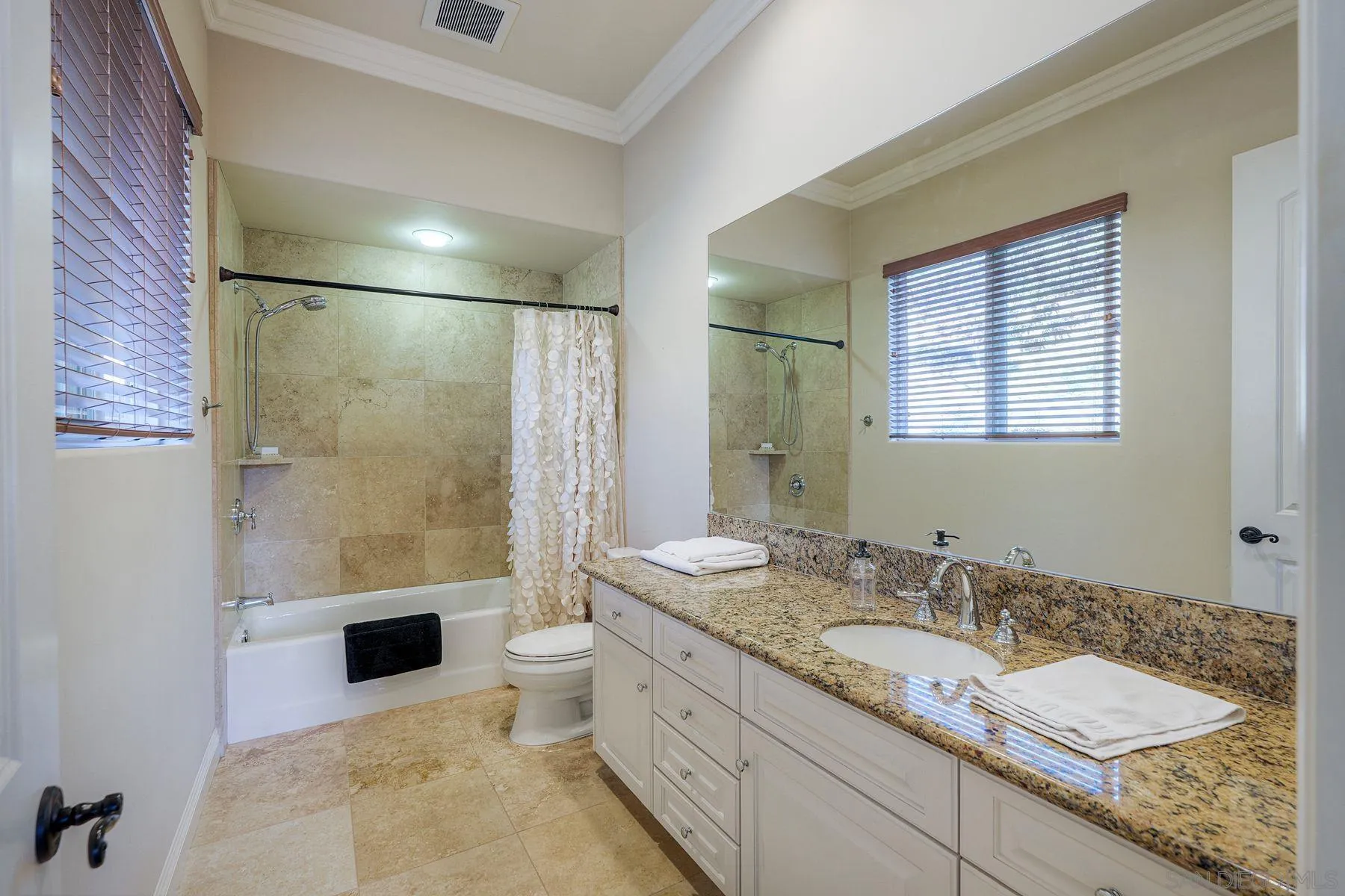 https://cdn.realtyfeed.com/cdn/127/260015510/b5c5c5c74ceb4d56f8ce37b4557e4b00.webp