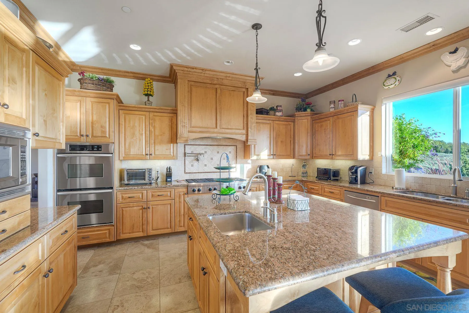 https://cdn.realtyfeed.com/cdn/127/260015510/f7cc33717b5370f3e5f656f8b4c94d51.webp
