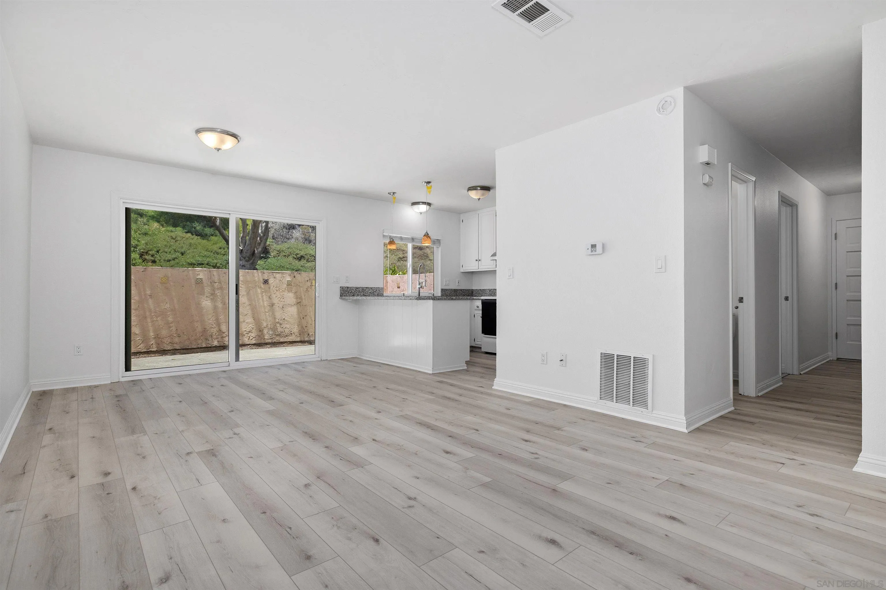 Photo #4: 260015511 Listing: Photo #4