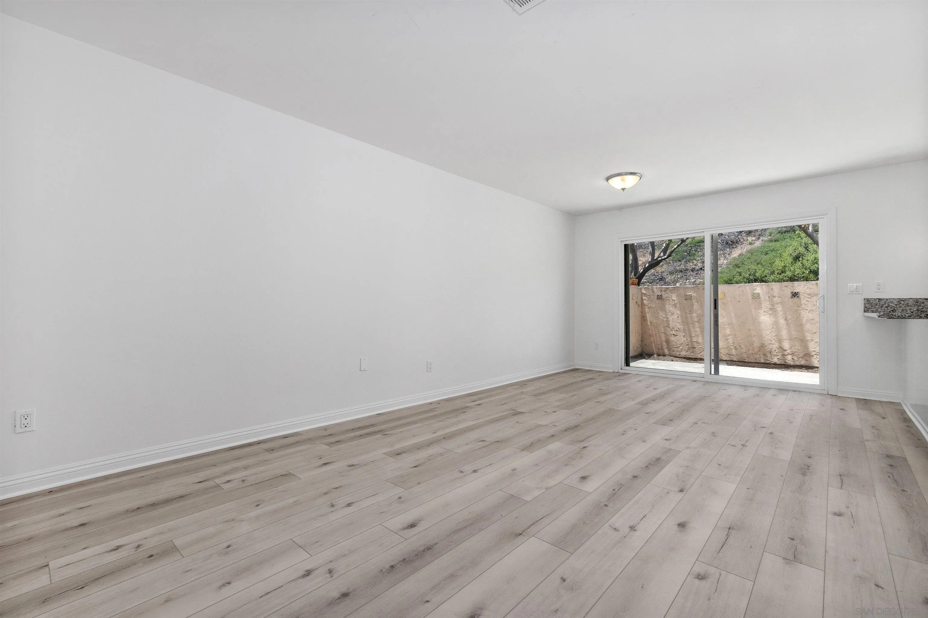 Photo #3: 260015511 Listing: Photo #3