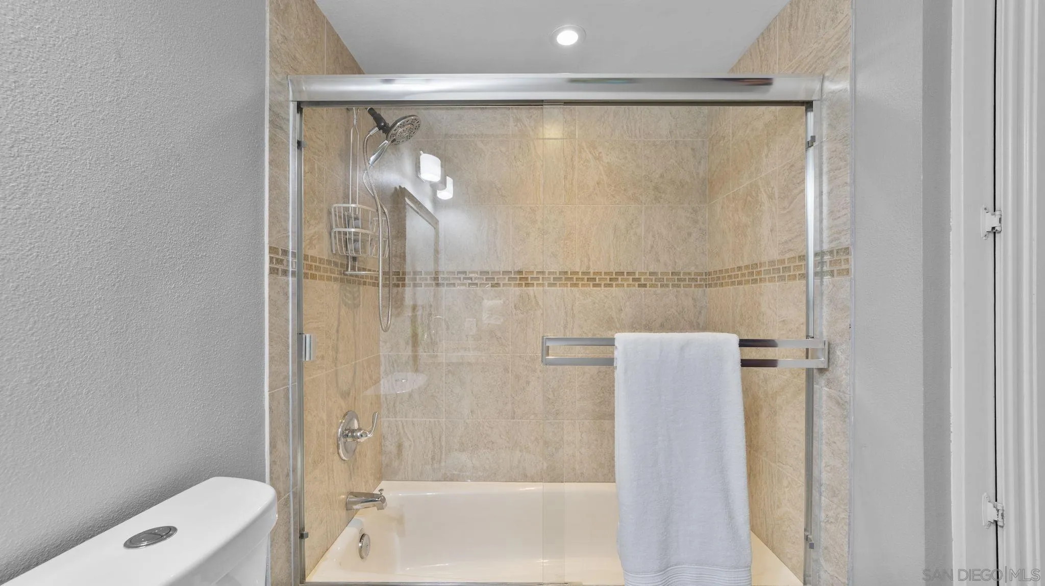 https://cdn.realtyfeed.com/cdn/127/260015513/350c1626bfcdb6c08aae443af9bd9a73.webp