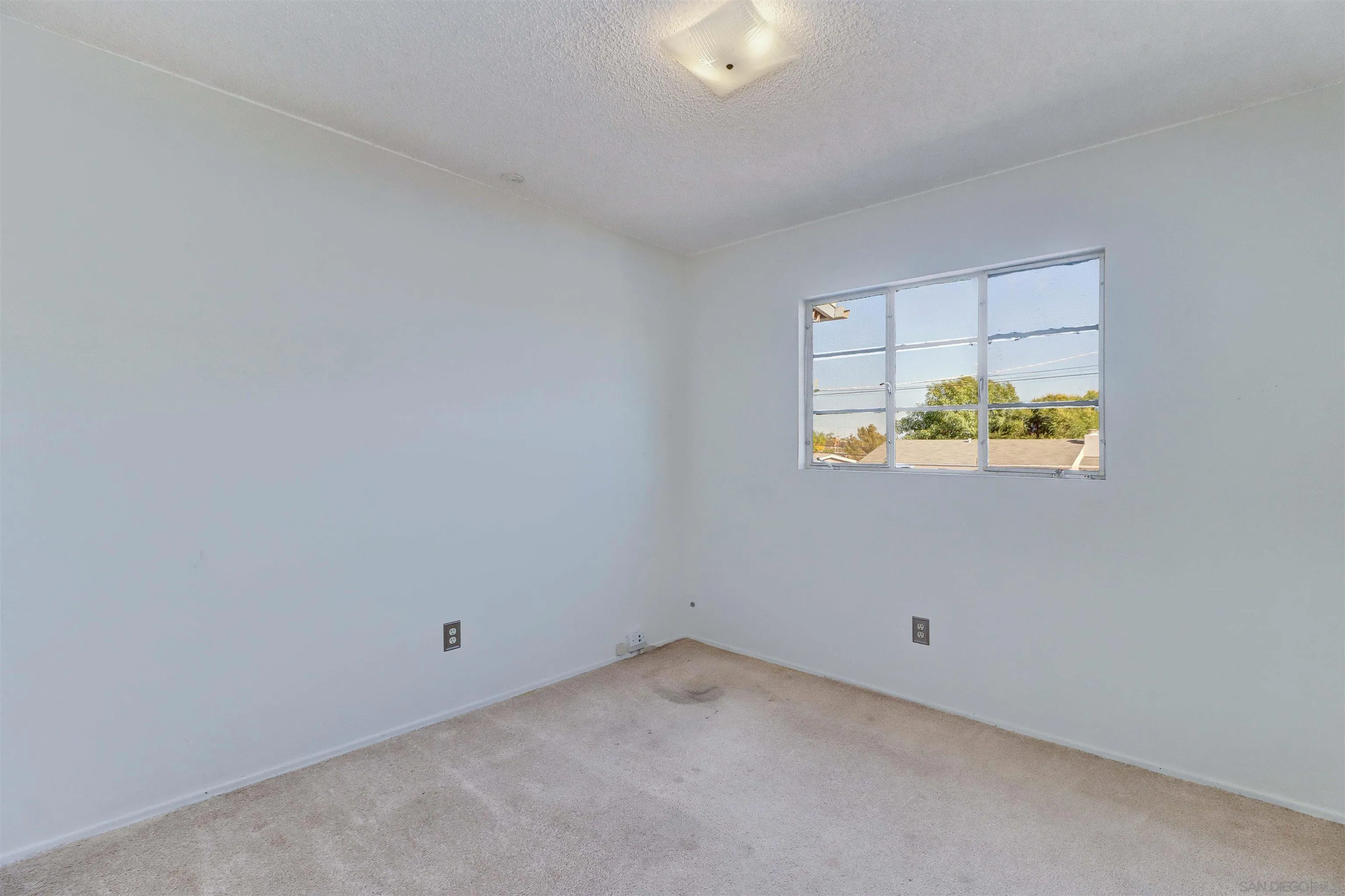 https://cdn.realtyfeed.com/cdn/127/260015517/6441ff92fe688eb42a81b4878beb2834.webp