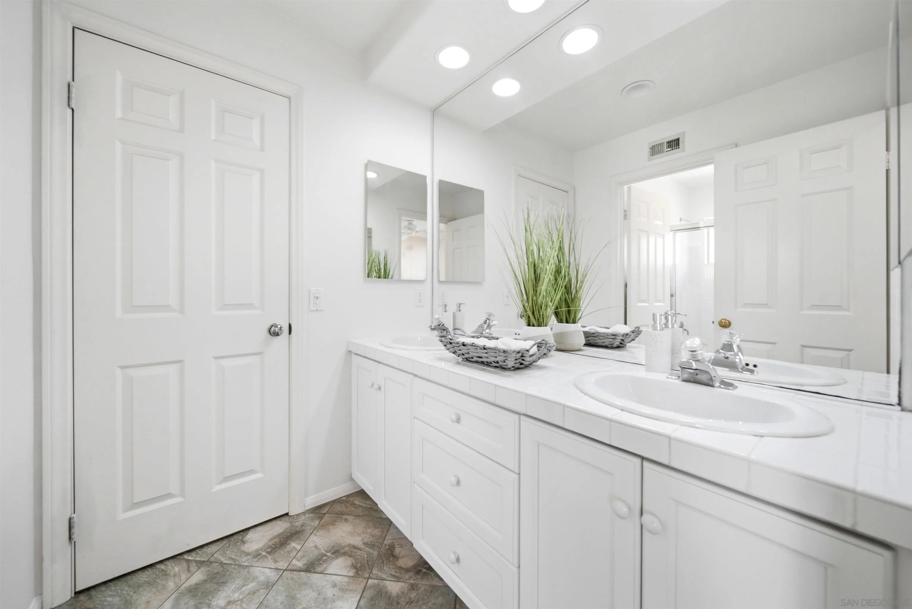 https://cdn.realtyfeed.com/cdn/127/260015520/2d1a5060eaaead69288ba80e6c5ce74d.webp