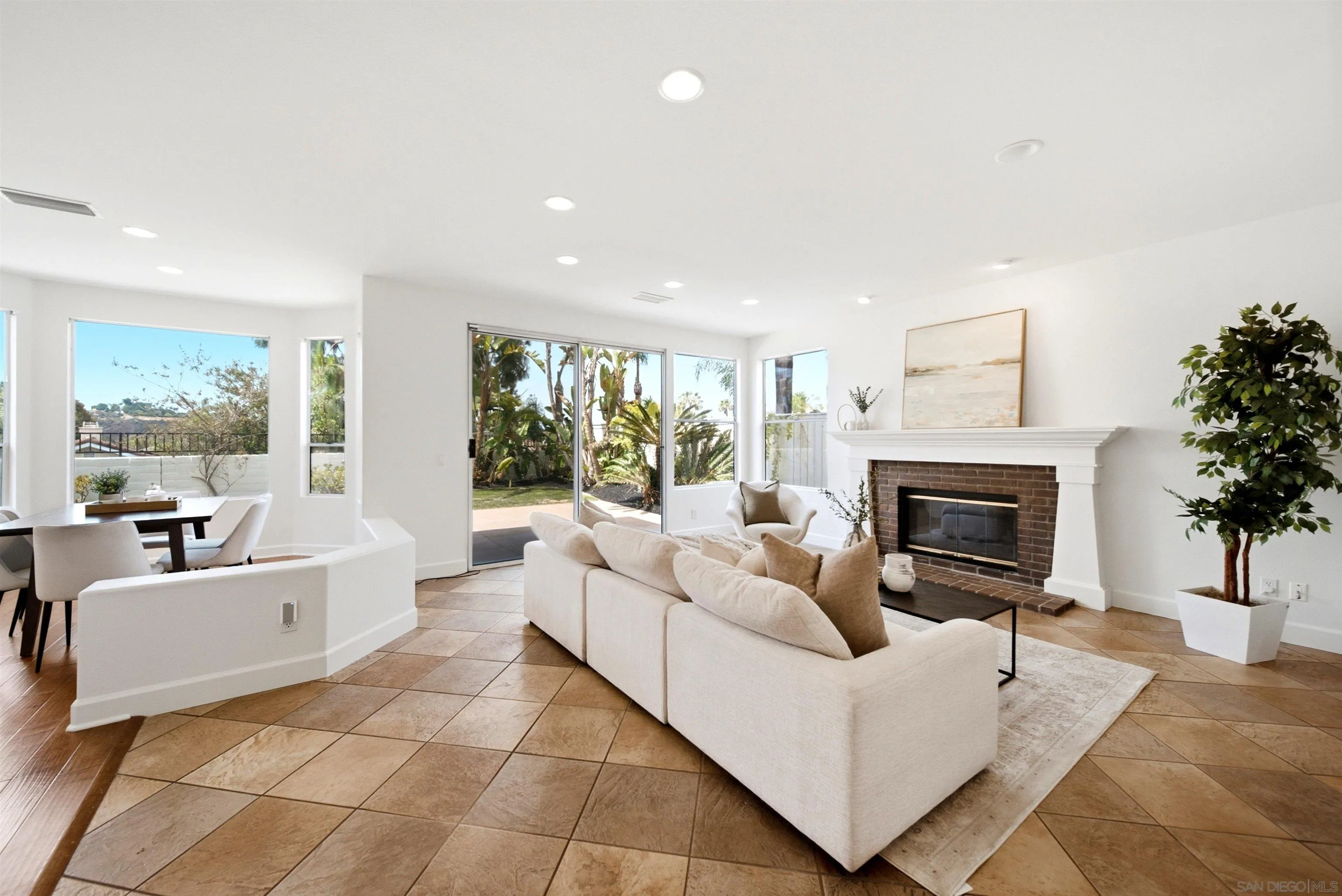 https://cdn.realtyfeed.com/cdn/127/260015520/4ef5f15e23b661f60372864024799e2e.webp