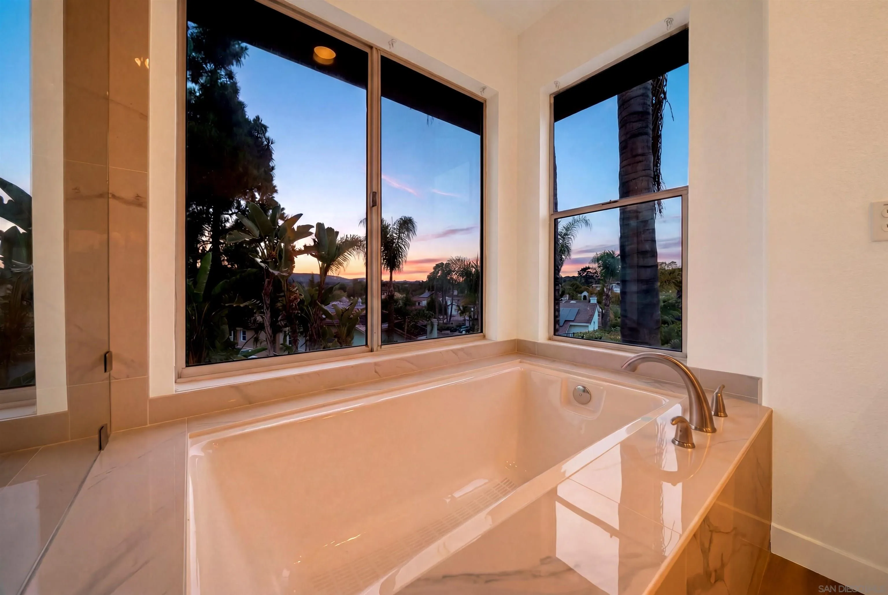 https://cdn.realtyfeed.com/cdn/127/260015520/8f201c7122b43b51ce654ada020d09c7.webp