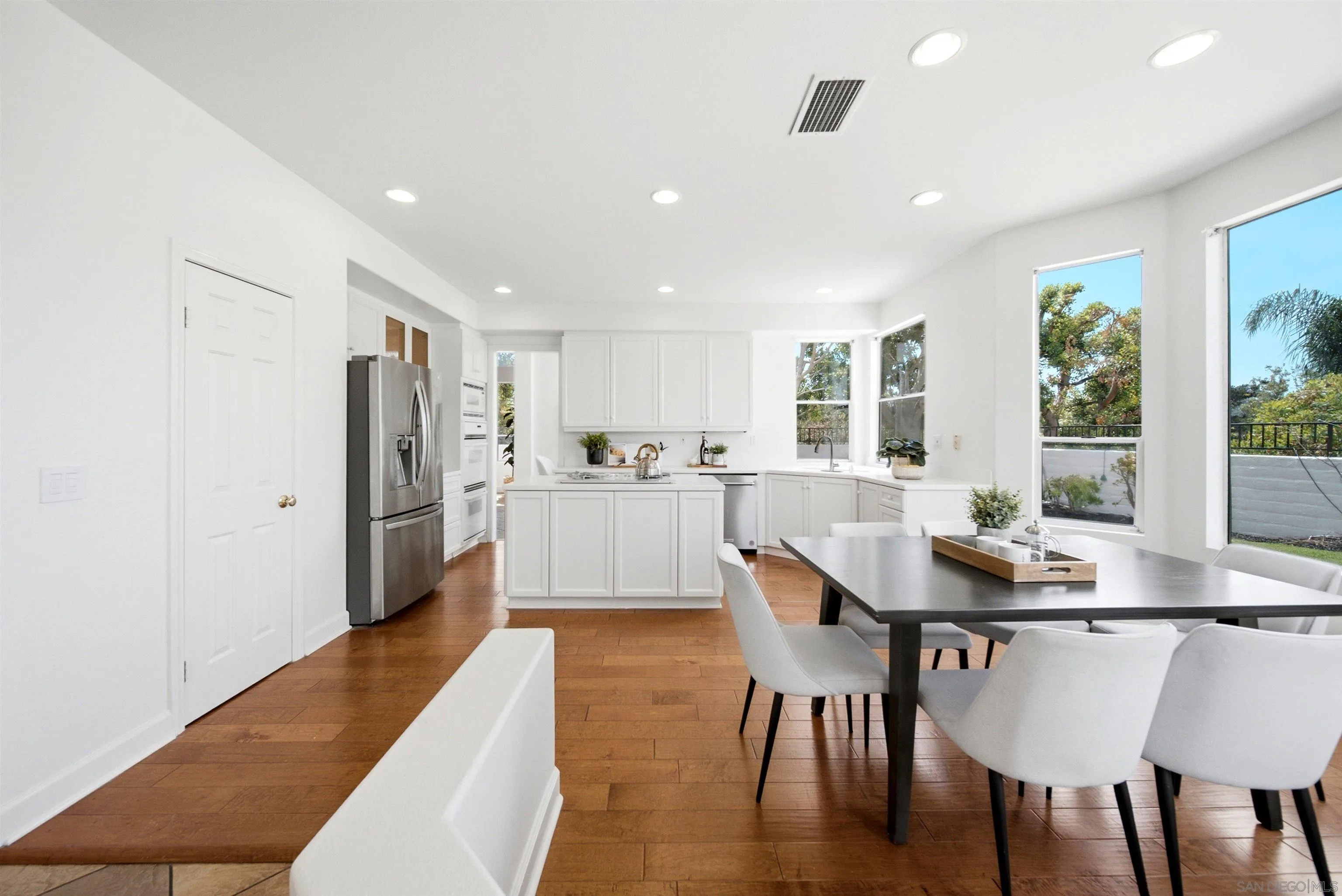https://cdn.realtyfeed.com/cdn/127/260015520/a9643324b941a048bdda8f4145ec3db5.webp