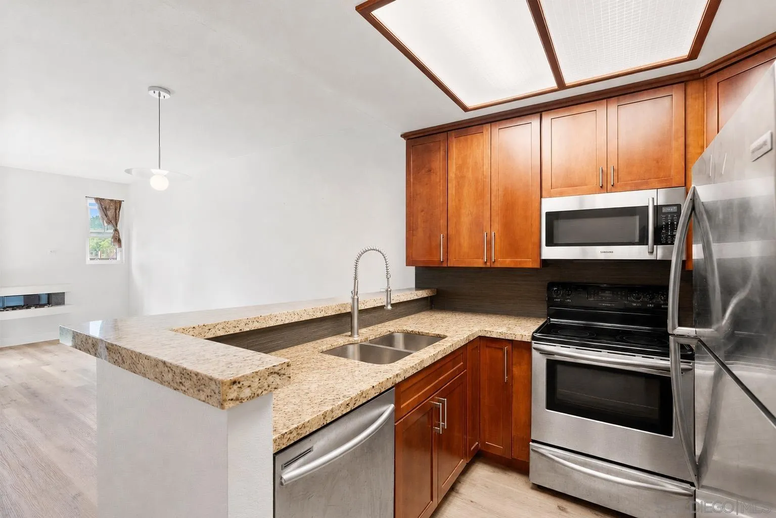 https://cdn.realtyfeed.com/cdn/127/260015522/12a1811c46497d7805f0dcb5ac1f52df.webp