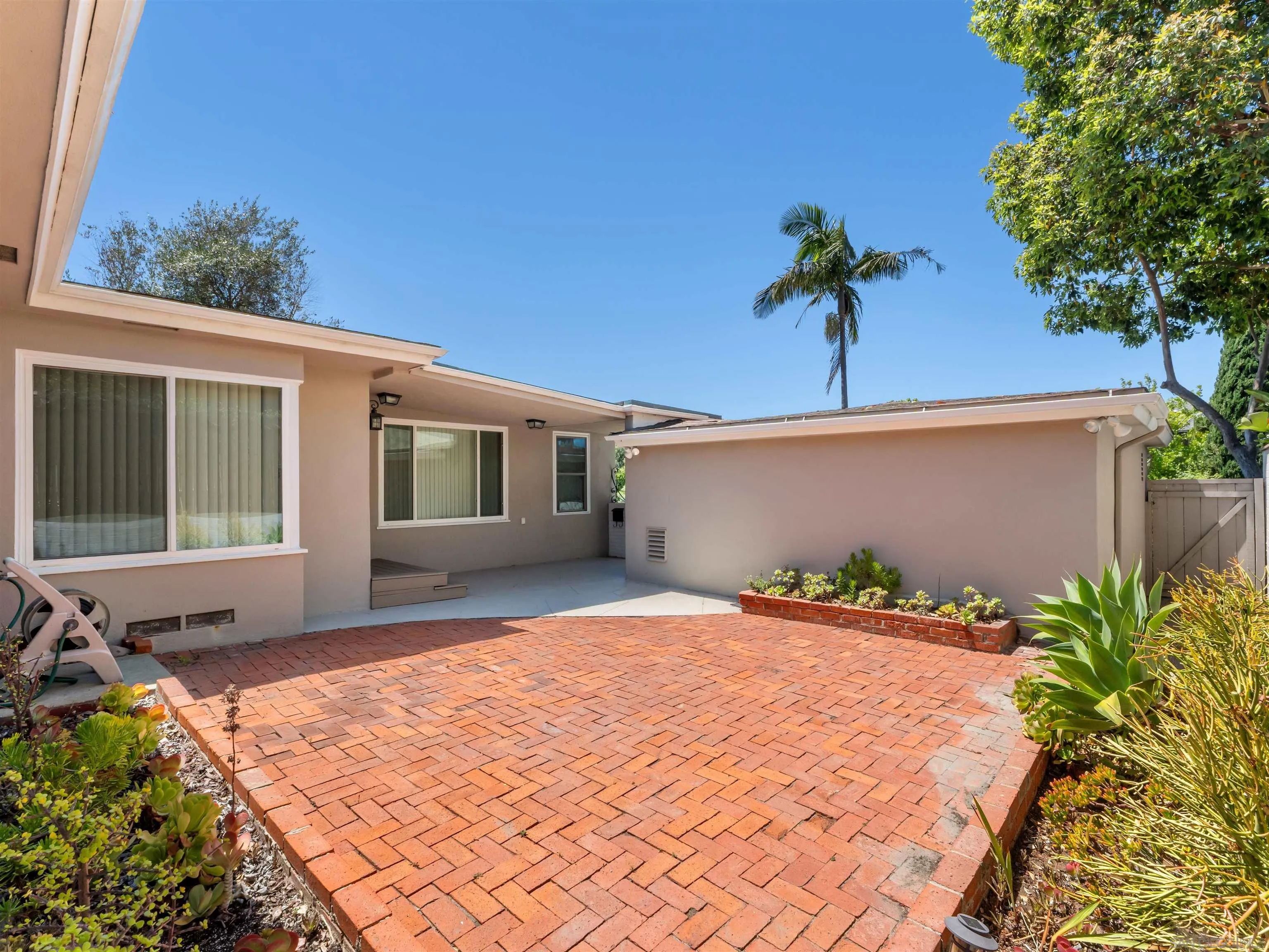 https://cdn.realtyfeed.com/cdn/127/260015526/05798f8b0175f94675244dda97ac4ba9.webp