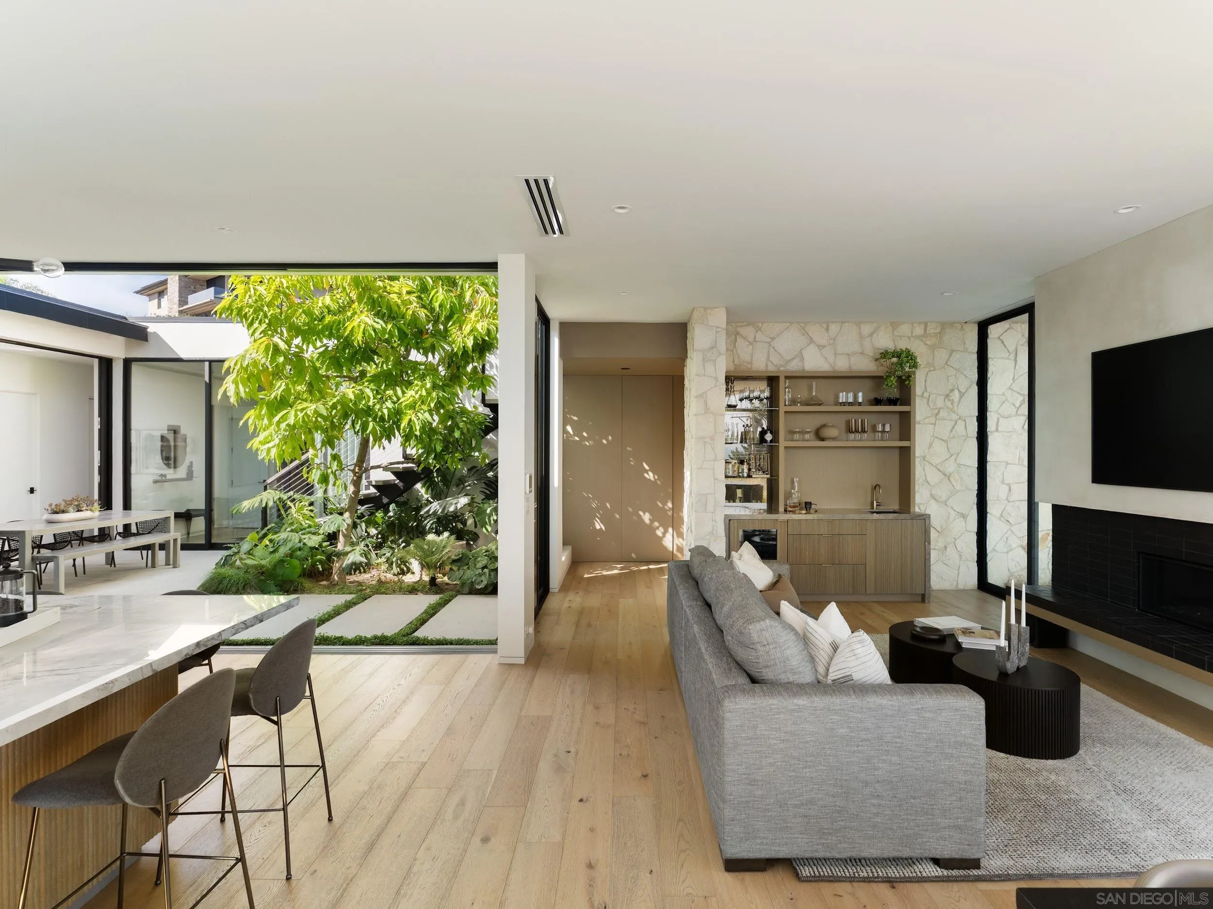 https://cdn.realtyfeed.com/cdn/127/260015530/5425a7fb8ac85c81ab5d37dd15c609cc.webp