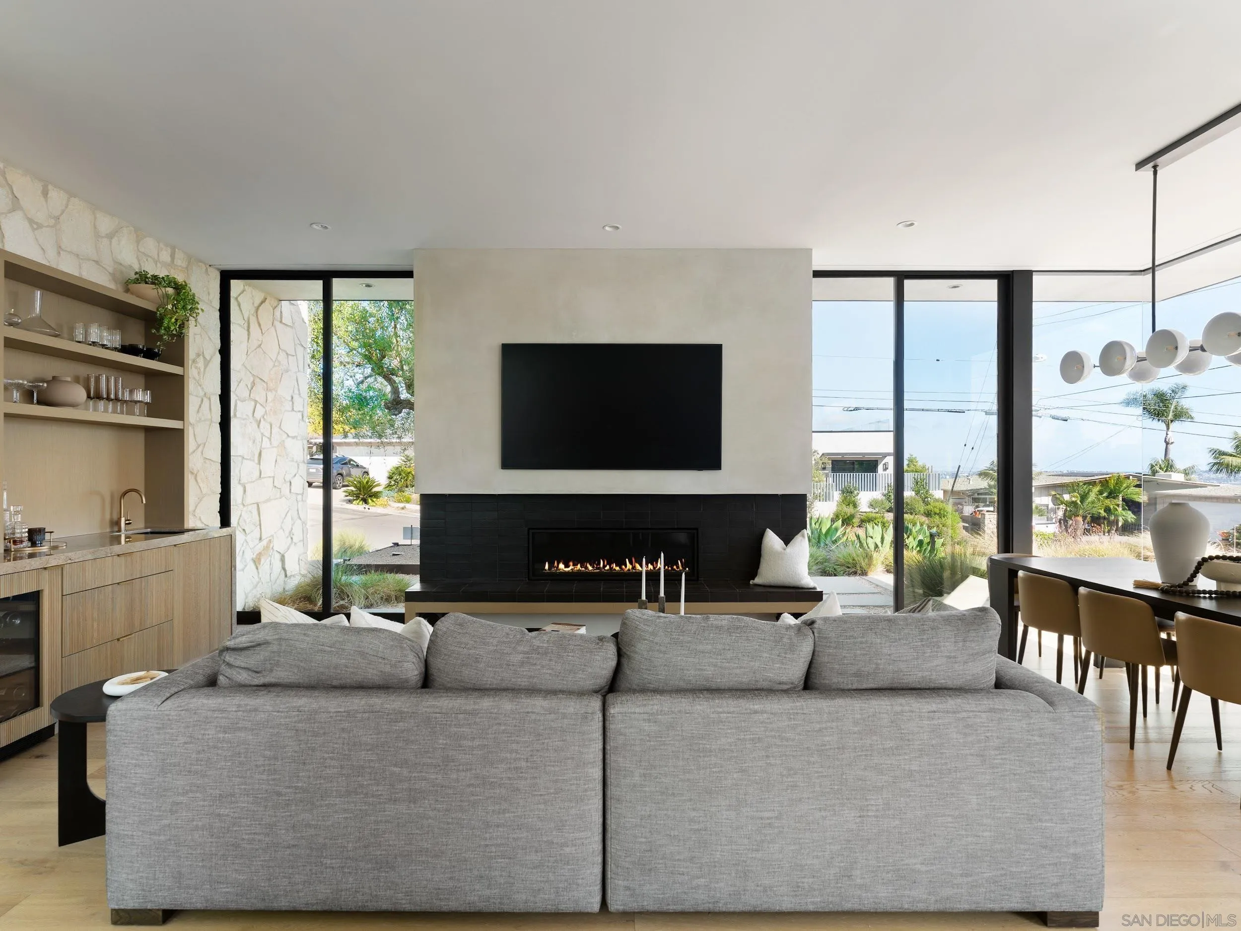 https://cdn.realtyfeed.com/cdn/127/260015530/5980295a196a98929b92e5e68d3379ef.webp