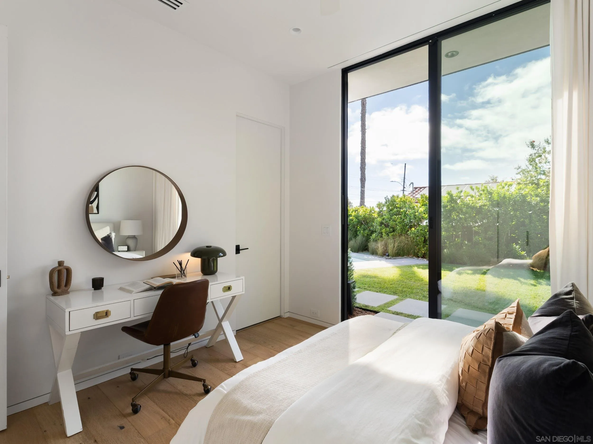 https://cdn.realtyfeed.com/cdn/127/260015530/b9abe592eb784e5041343513bdac2c33.webp