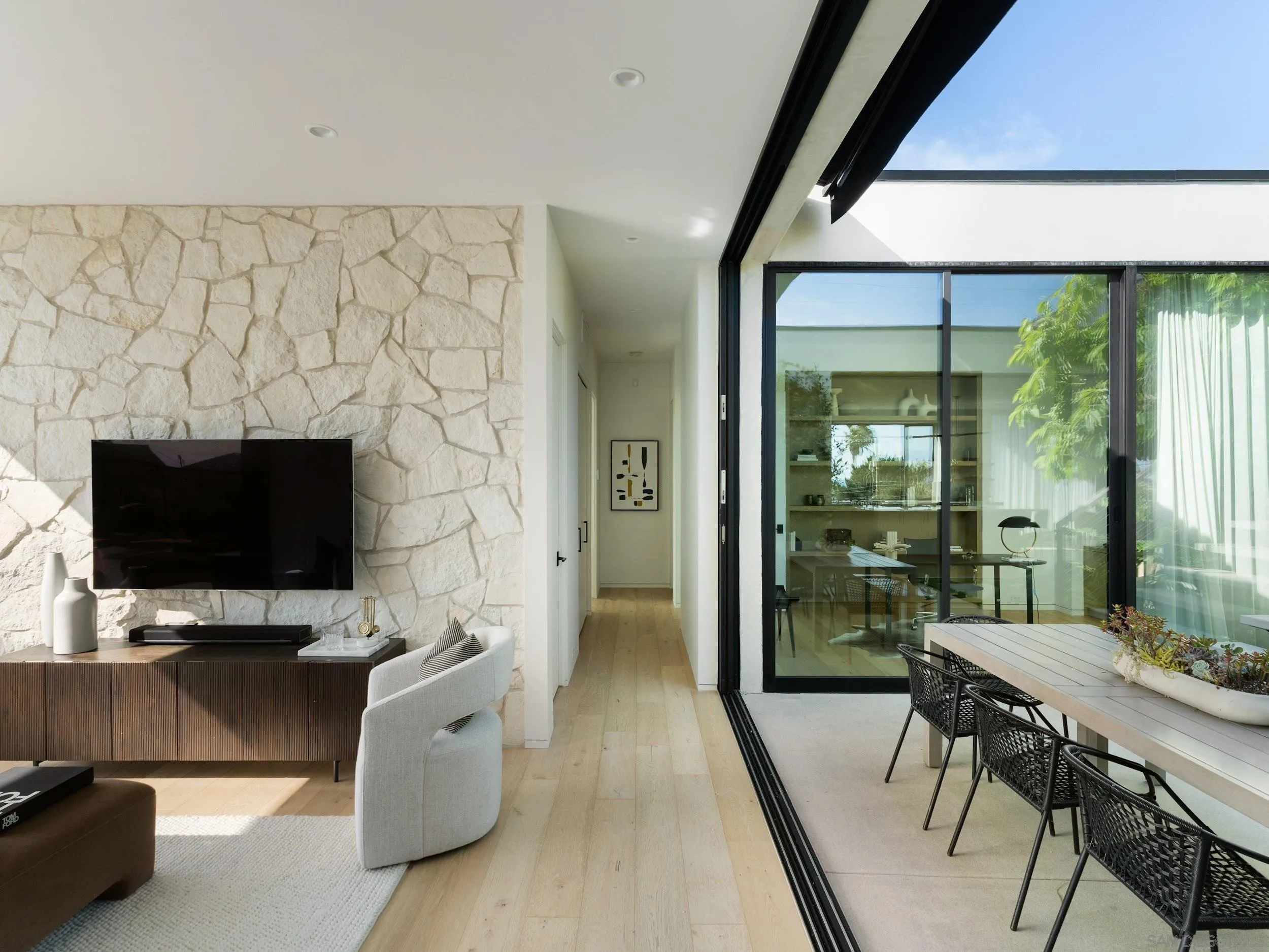 https://cdn.realtyfeed.com/cdn/127/260015530/c74d1e3212748a96755b111801676434.webp