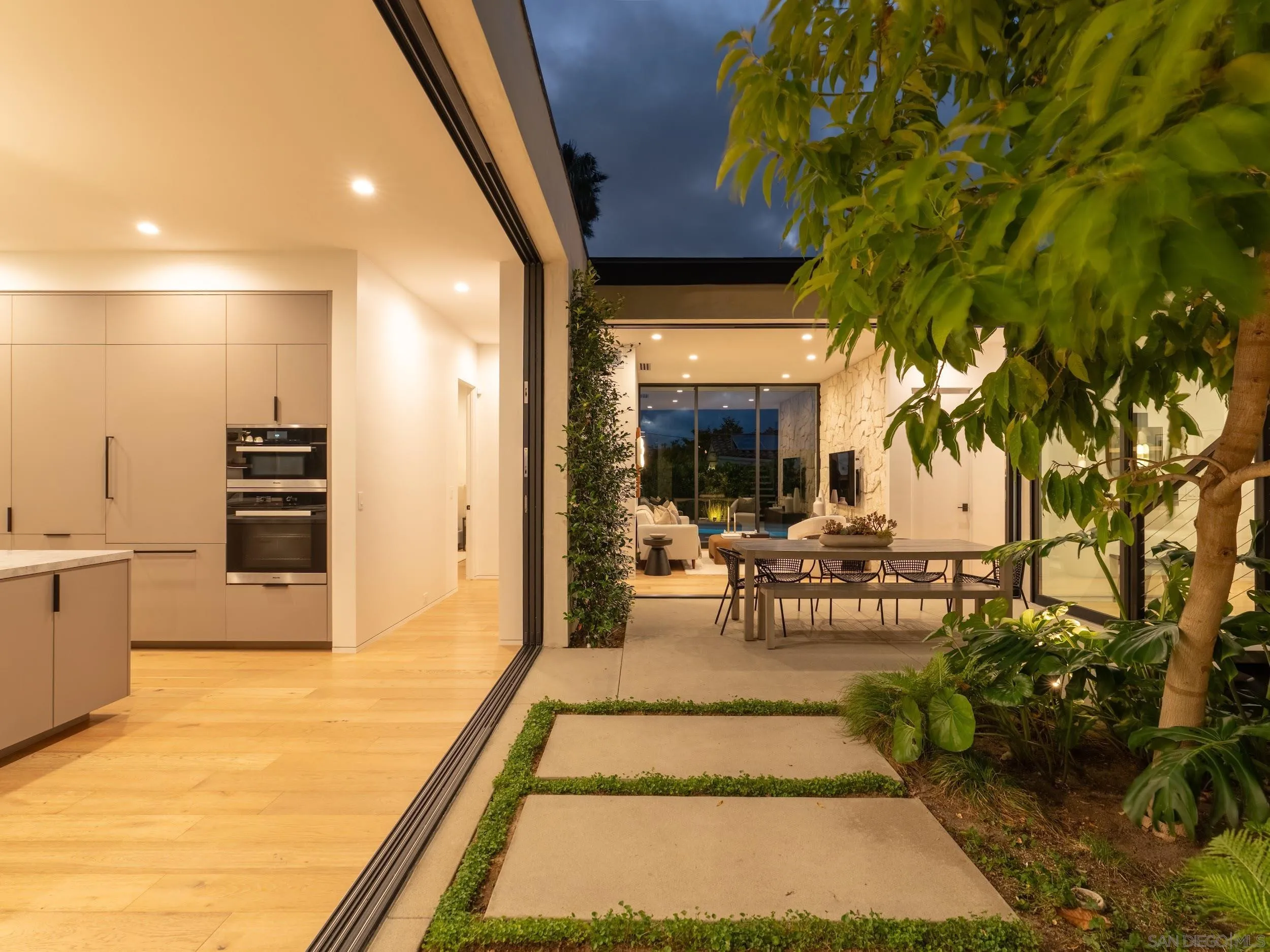 https://cdn.realtyfeed.com/cdn/127/260015530/cb6a18b090177e40e31dab2103859cf9.webp