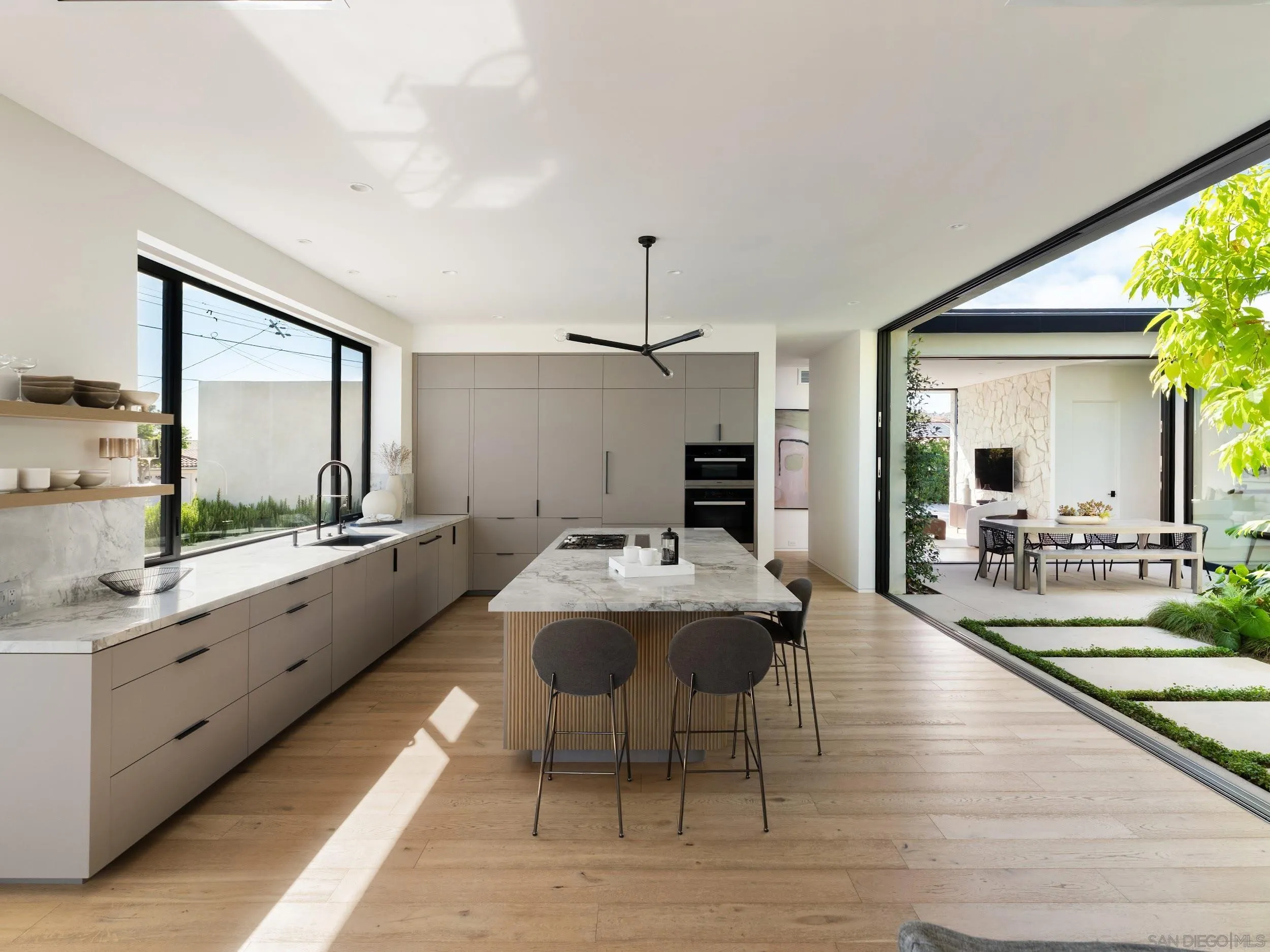 https://cdn.realtyfeed.com/cdn/127/260015530/ced454c4ec180c2f4529f0bc5b609152.webp