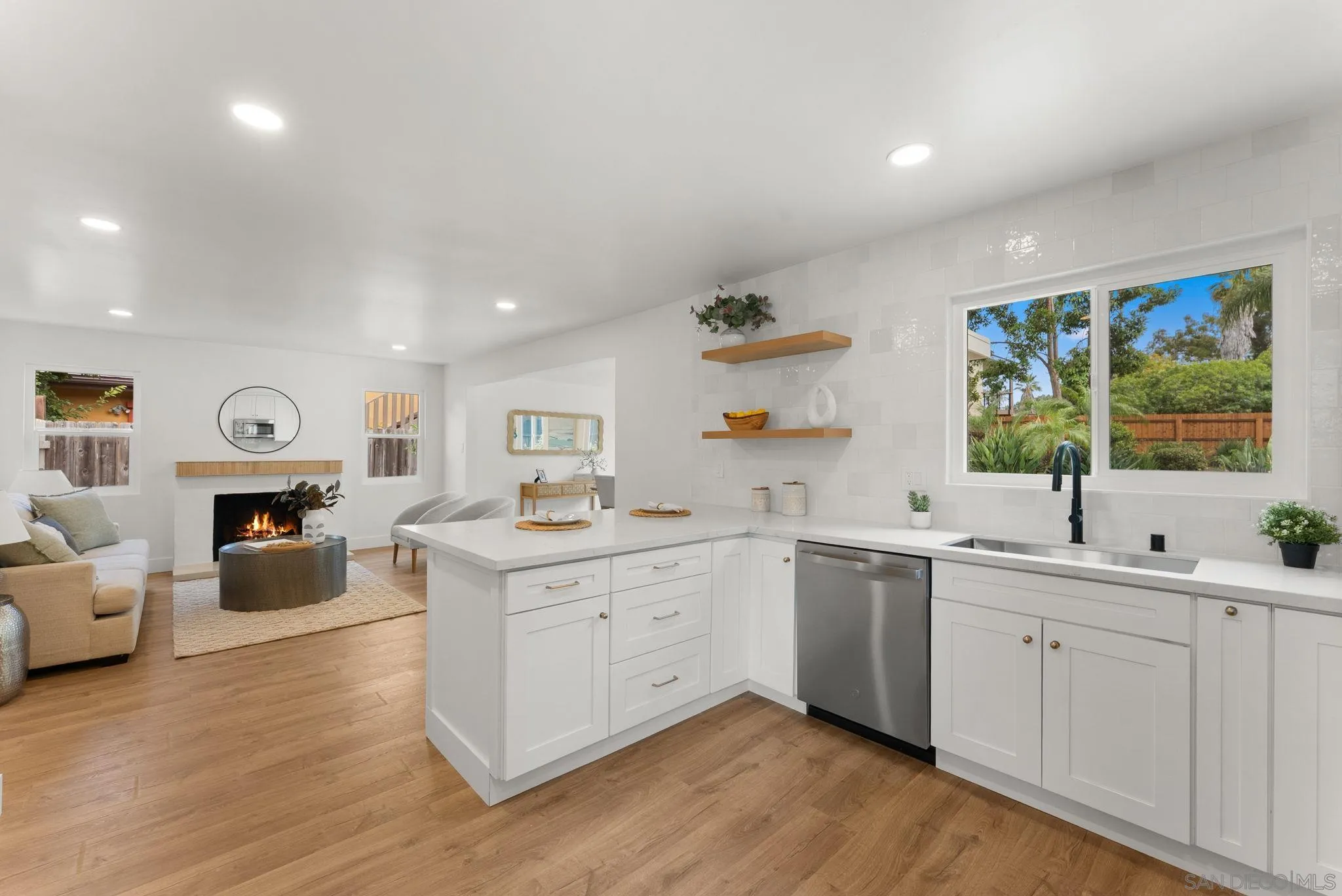 https://cdn.realtyfeed.com/cdn/127/260015537/829fb554ef84b1e67df89950ca6f2b1c.webp