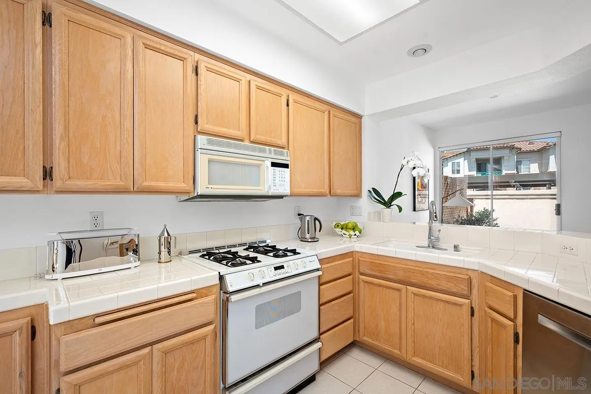 https://cdn.realtyfeed.com/cdn/127/260015541/febb705b6dc080672fb1d5793440b4ff.webp