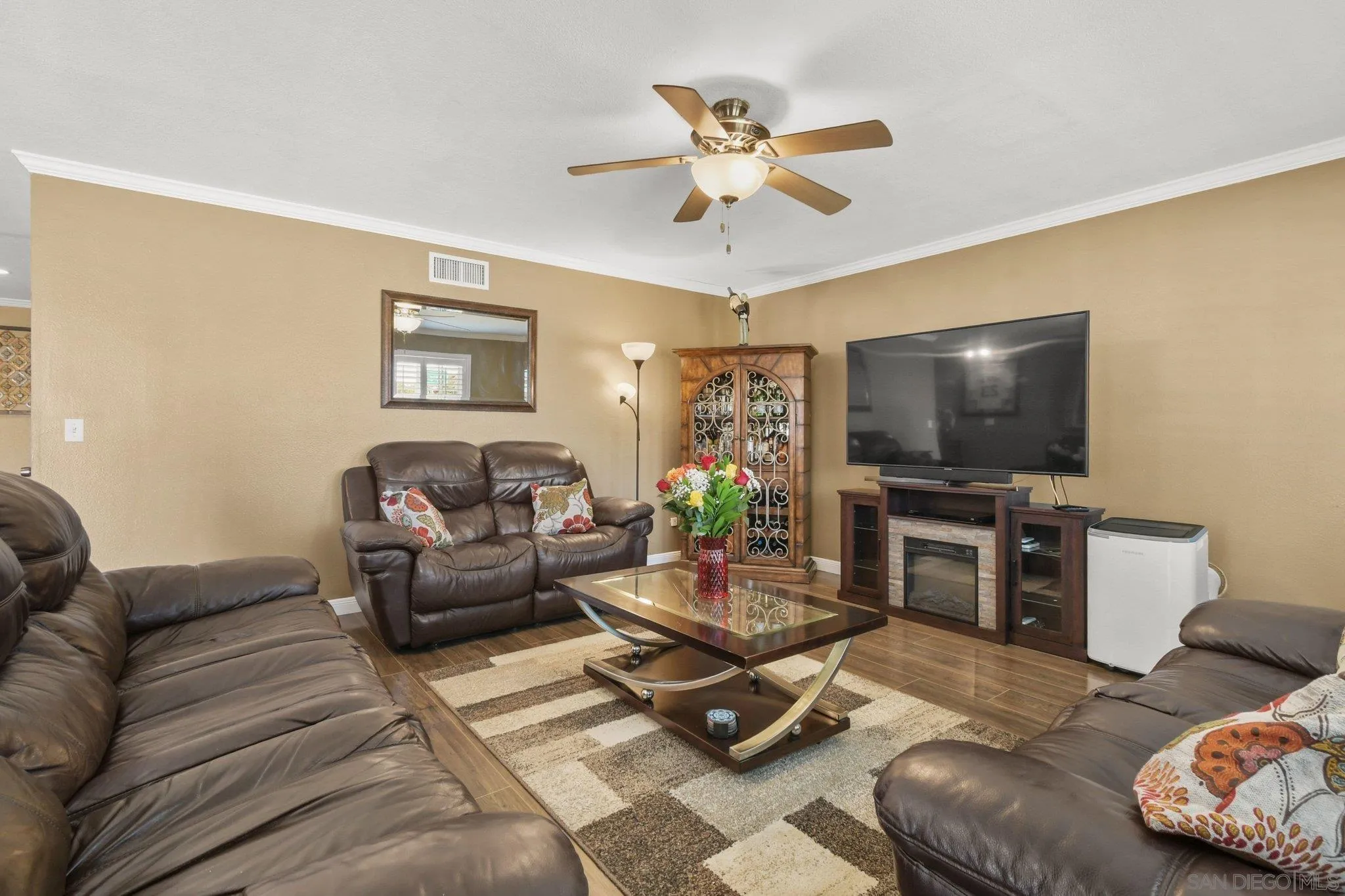 https://cdn.realtyfeed.com/cdn/127/260015542/a492b55778c6a4fe7d4d4c693151663c.webp