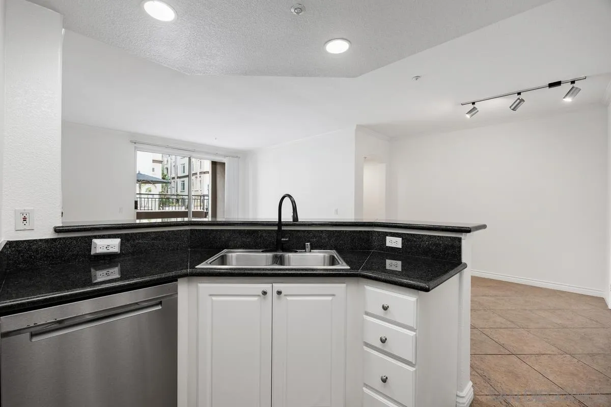 Photo #11: 260015544 Listing: Photo #11