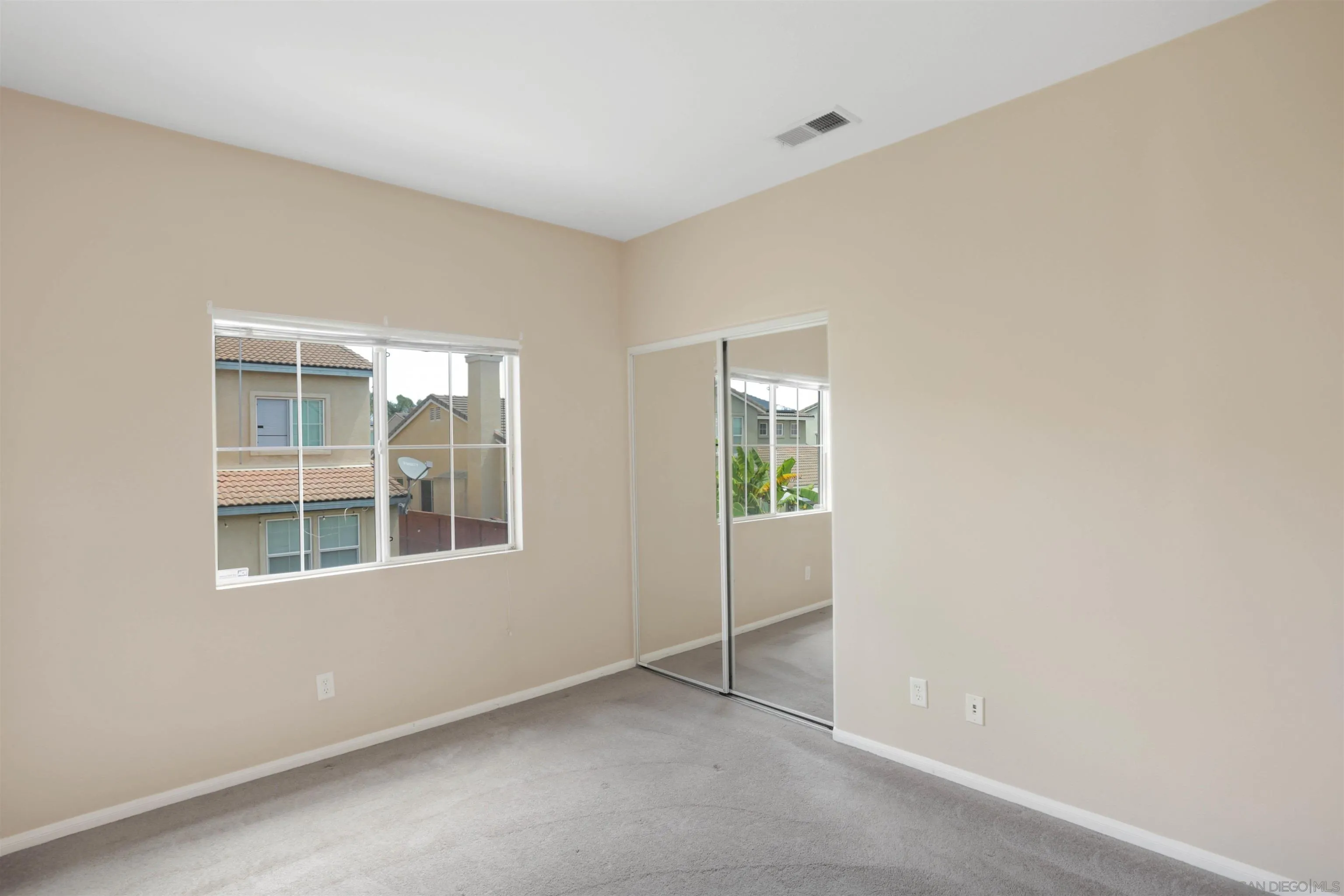 https://cdn.realtyfeed.com/cdn/127/260015545/24f12b4b8dc7c624dd9bf2c3802fb93c.webp