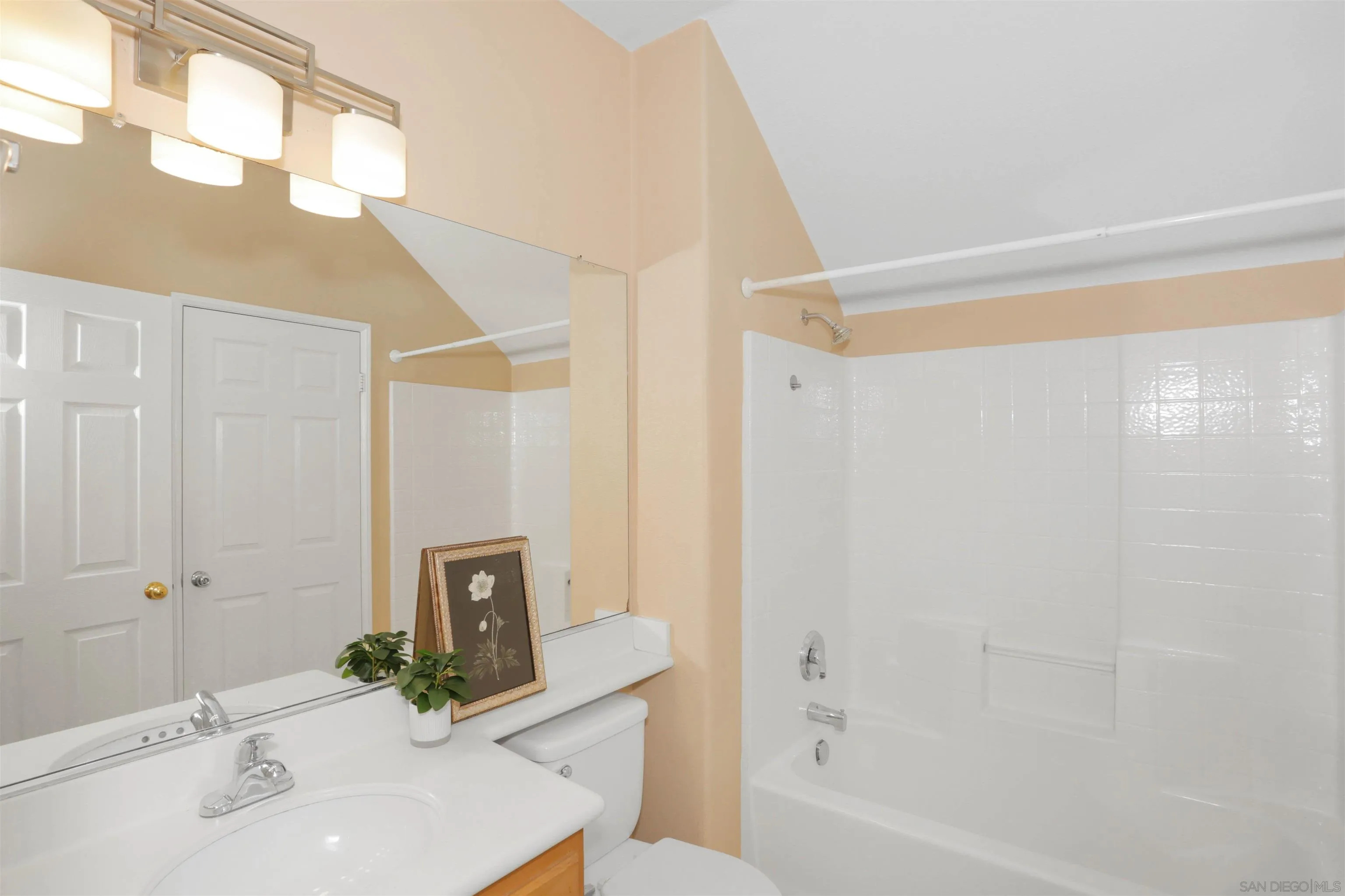 https://cdn.realtyfeed.com/cdn/127/260015545/263dd728674a34491ff7b8b11825d3d8.webp
