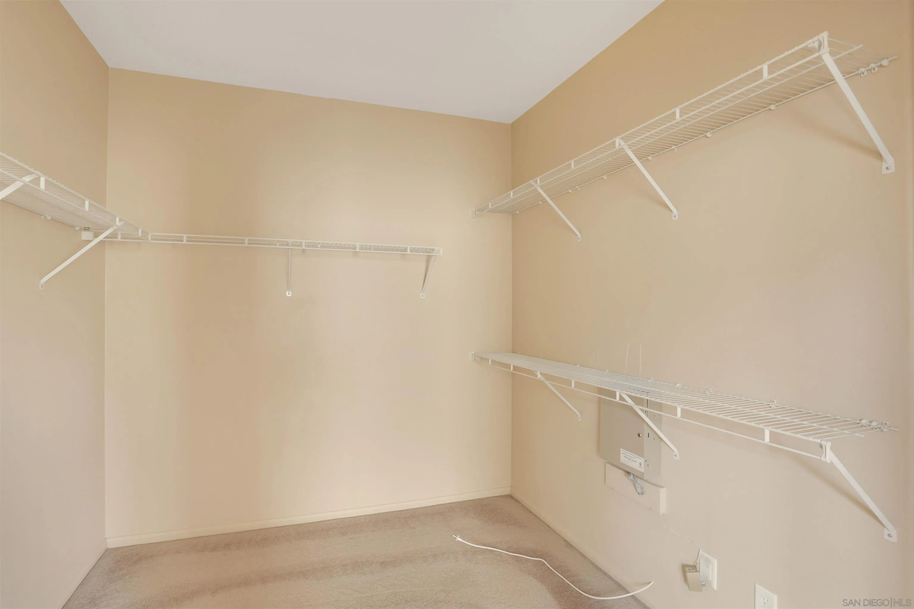 https://cdn.realtyfeed.com/cdn/127/260015545/397d08a03a63843ef4d09986026f69ed.webp