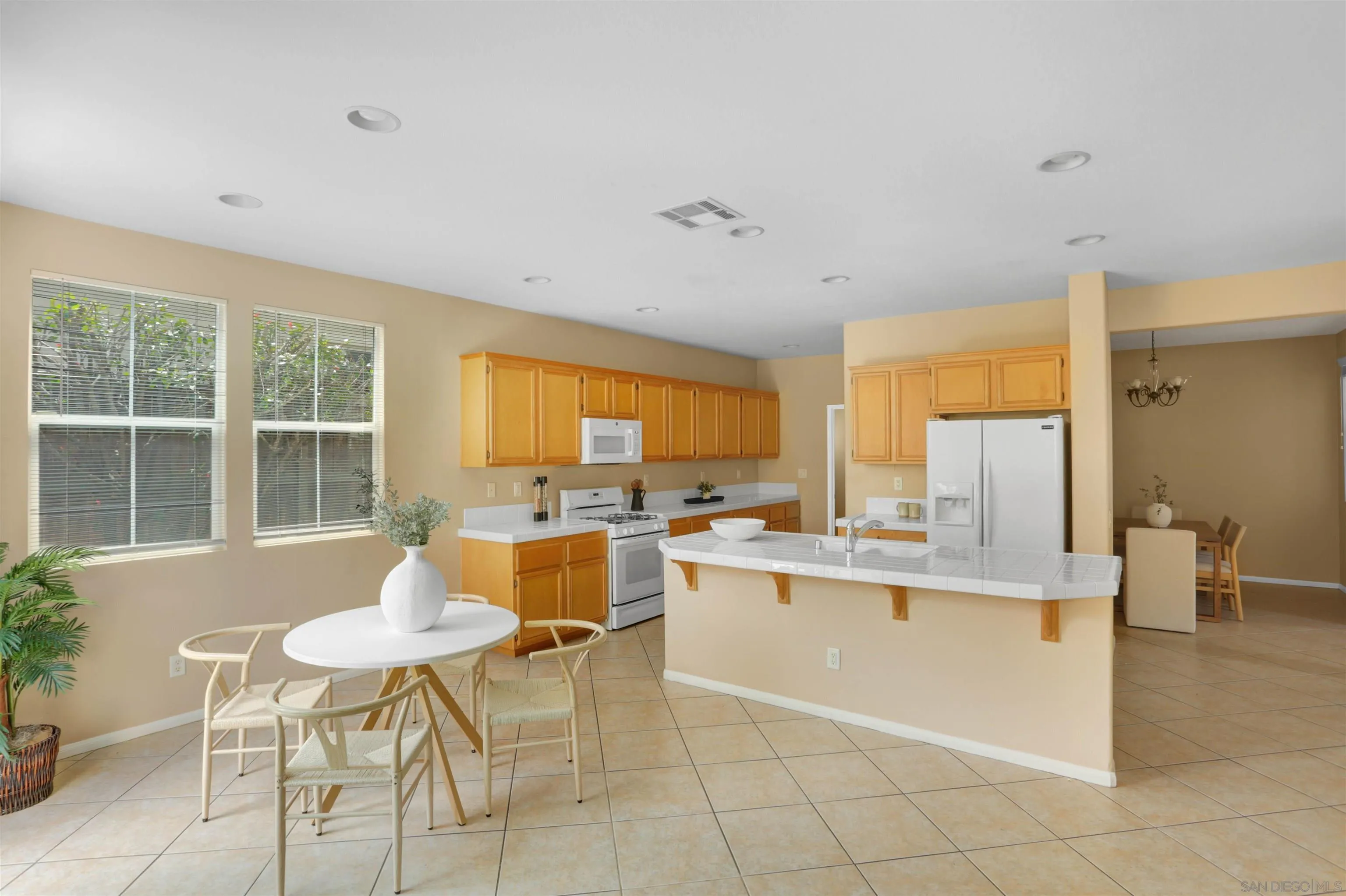 https://cdn.realtyfeed.com/cdn/127/260015545/94ef11893c257cf0bc875754c08b5a7e.webp