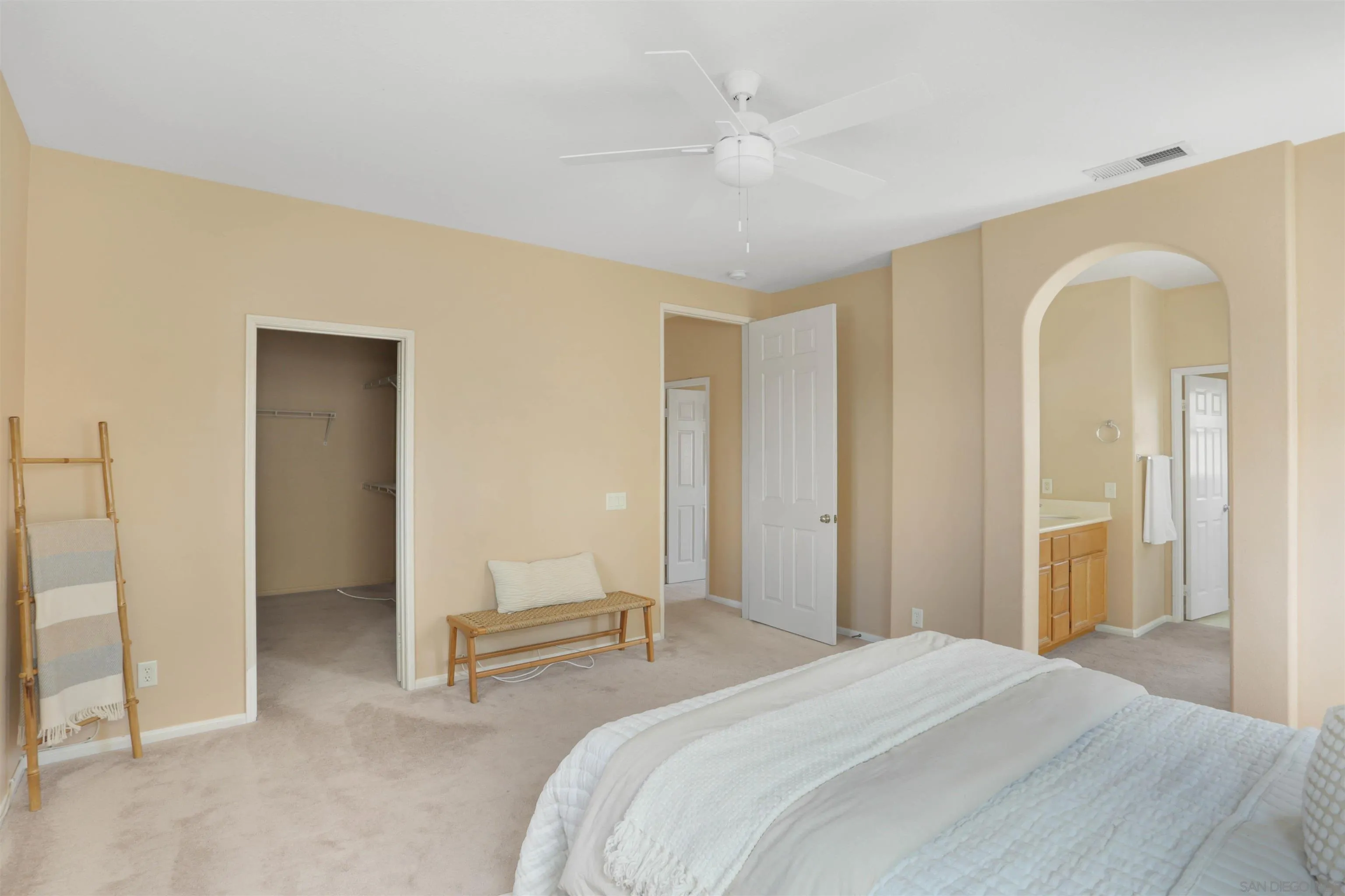 https://cdn.realtyfeed.com/cdn/127/260015545/b3df22c213d8b455fe41c258988b5453.webp