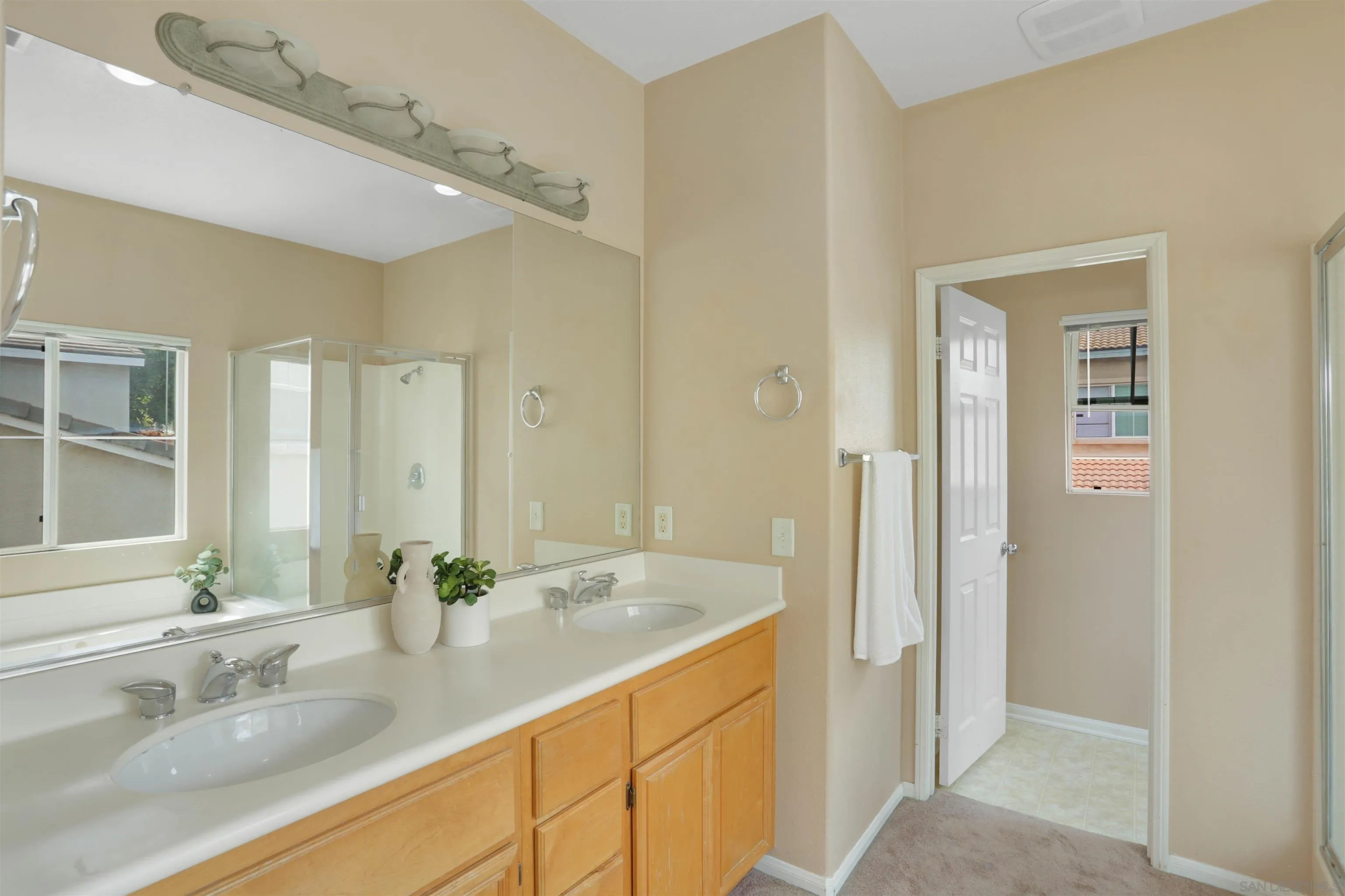 https://cdn.realtyfeed.com/cdn/127/260015545/d3ff75a6bf61e5b381b681286da7dd82.webp