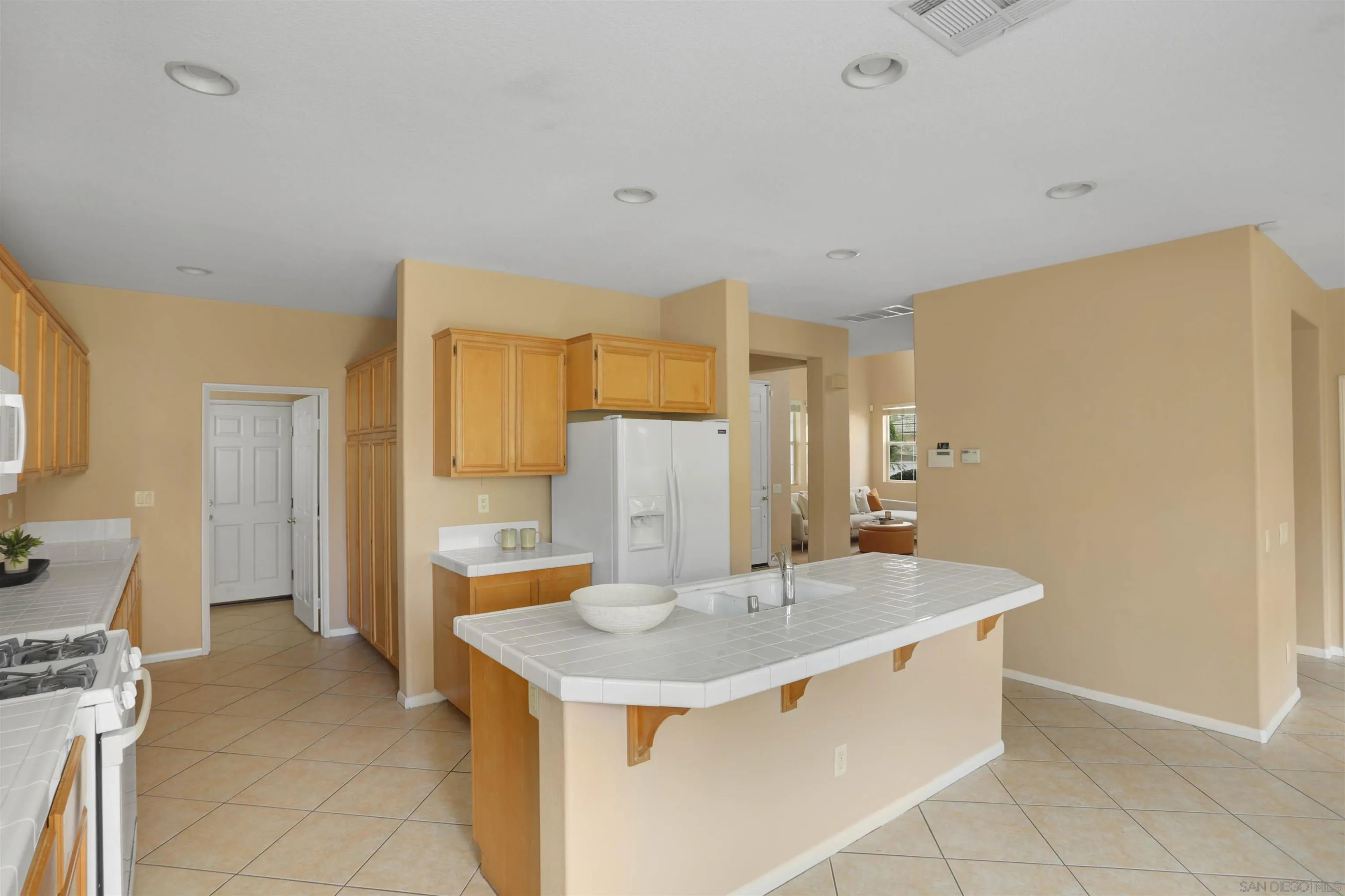 https://cdn.realtyfeed.com/cdn/127/260015545/f27c697124ede4a53a53ee31aa475d7a.webp