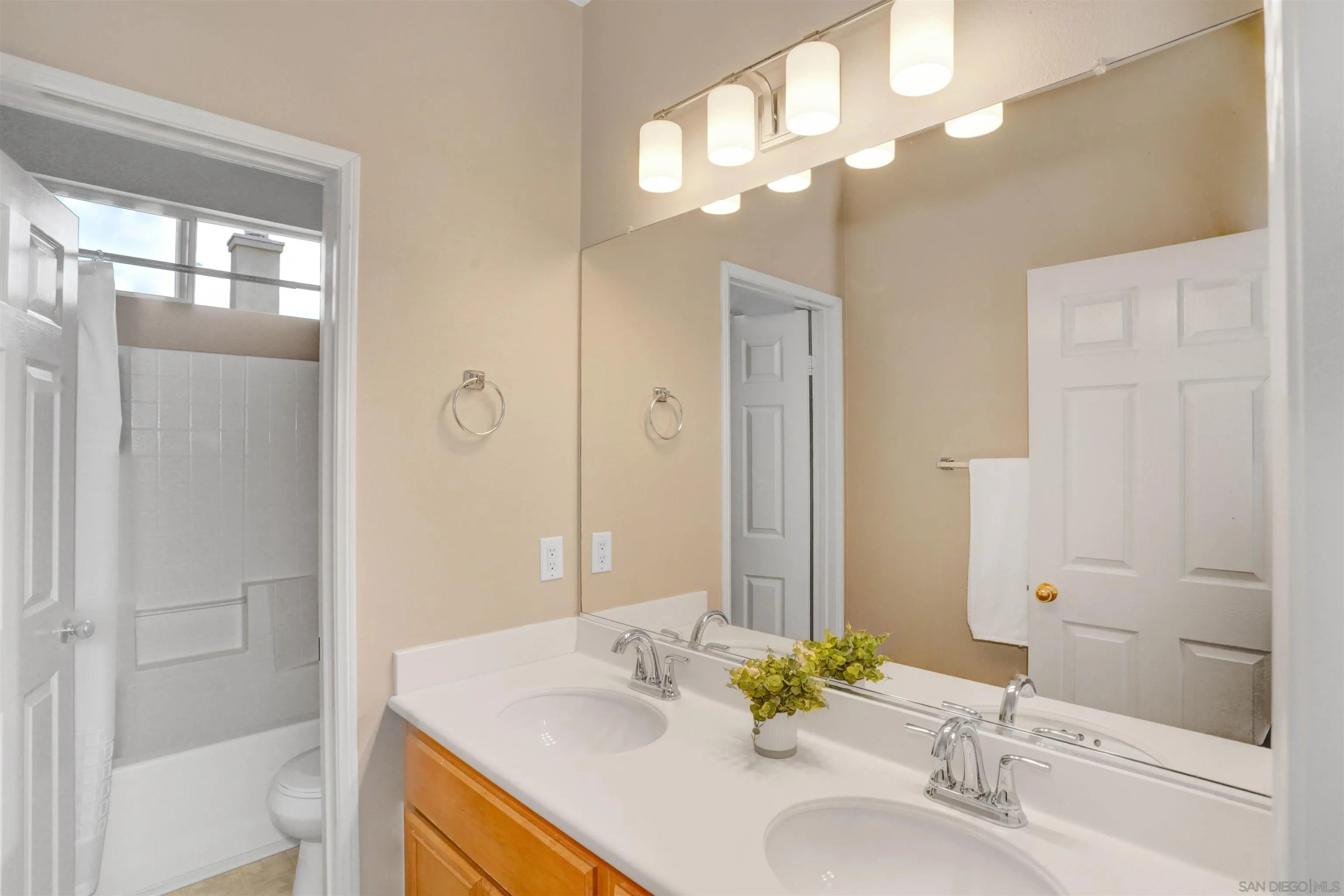 https://cdn.realtyfeed.com/cdn/127/260015545/f9a20d225d6fc1a6d07decc27754bfe9.webp