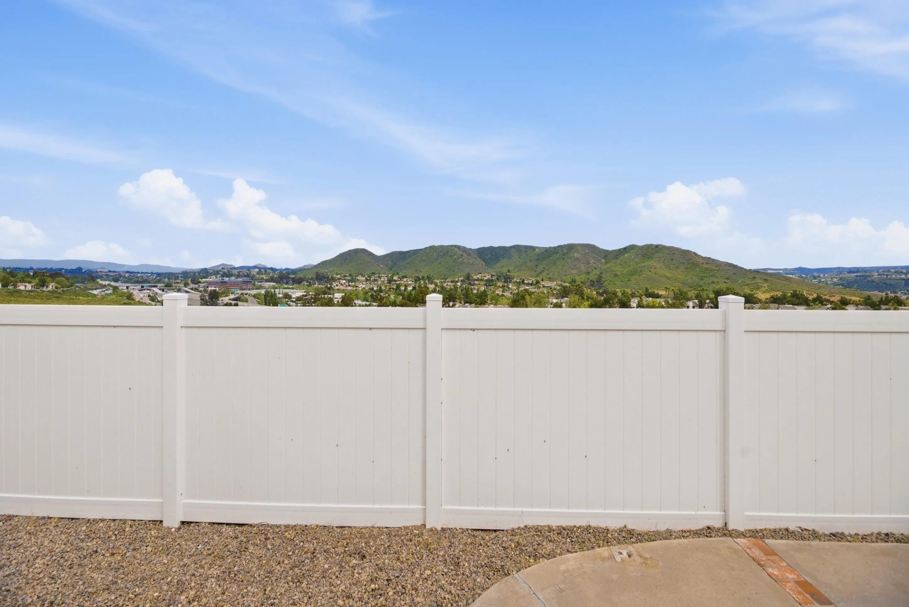 https://cdn.realtyfeed.com/cdn/127/260015567/b8a558b7800e0645cd77c82519b7c9ed.webp