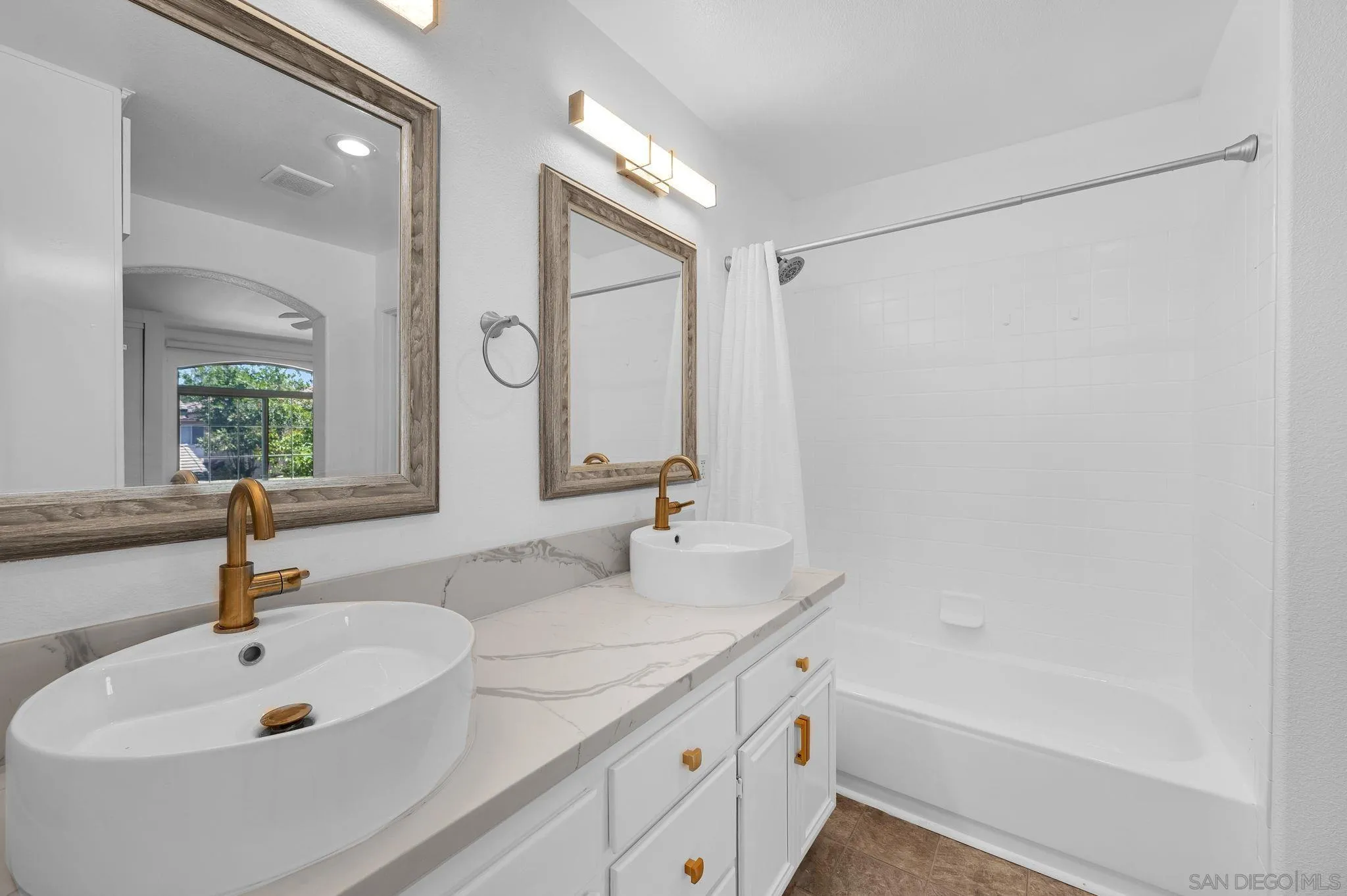 https://cdn.realtyfeed.com/cdn/127/260015568/2fea9446d0fb192023aee0fb5d80ac3d.webp