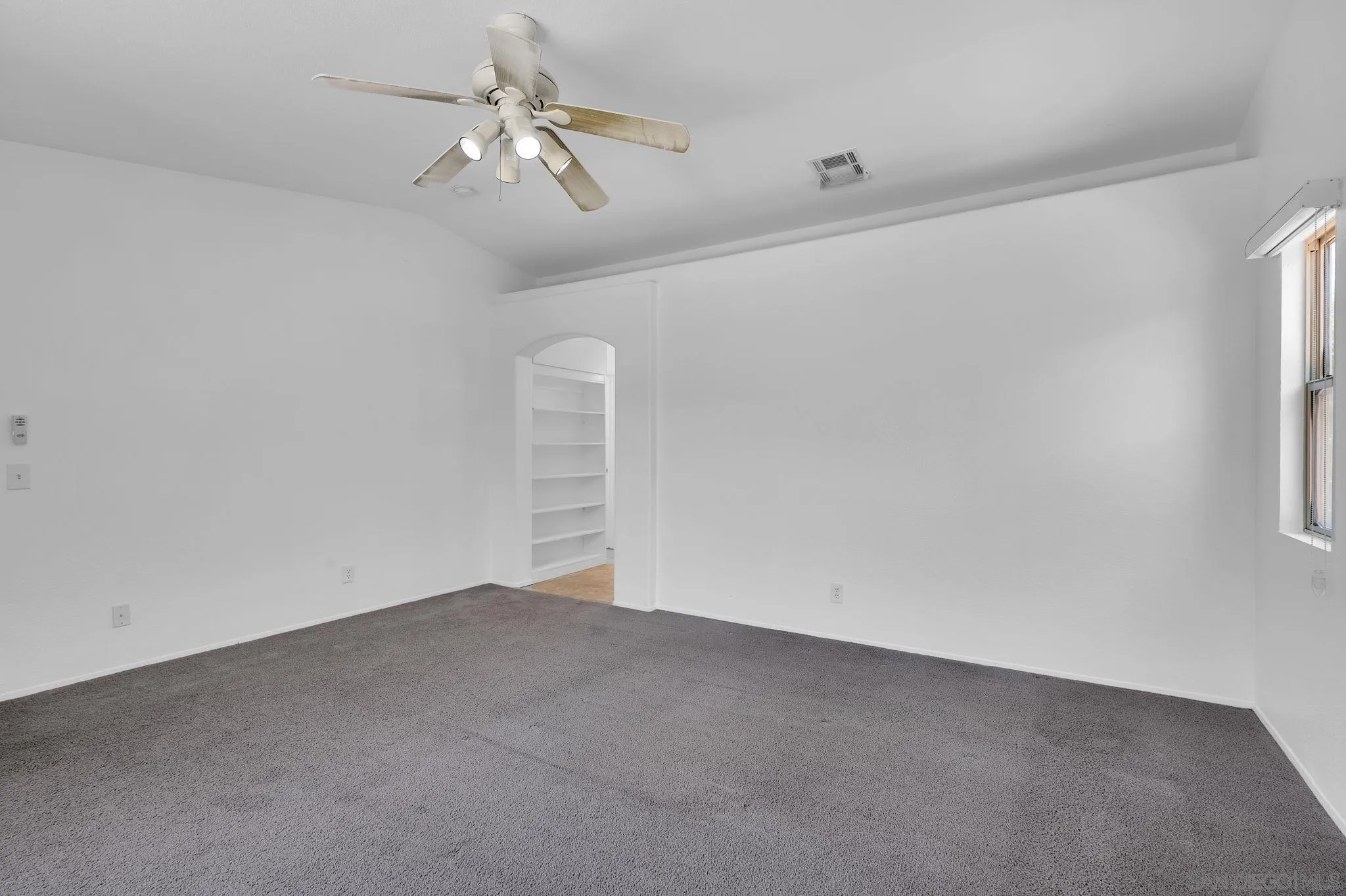 https://cdn.realtyfeed.com/cdn/127/260015568/6ffc248cd1944313008cadb4fd7bca4d.webp