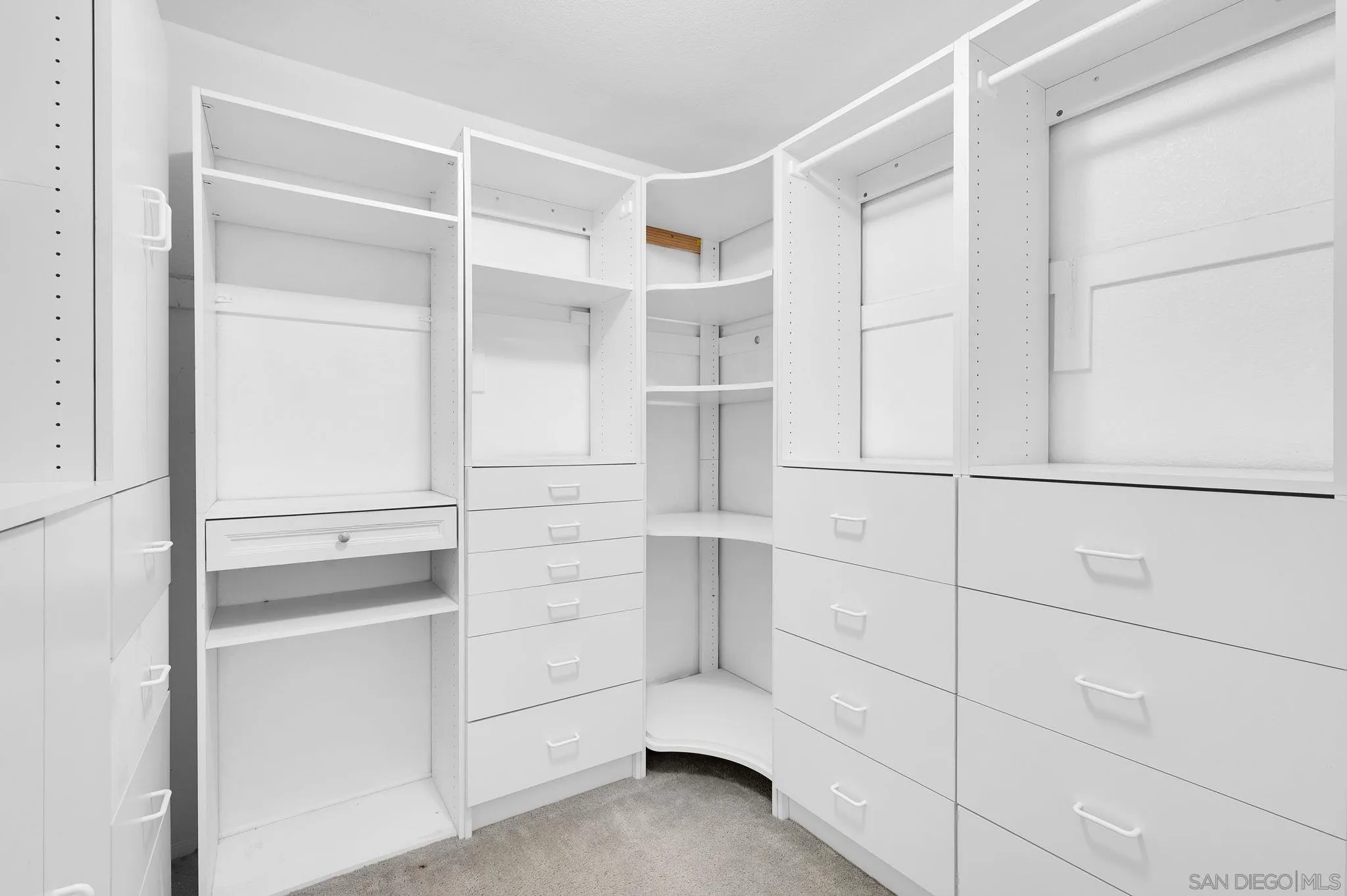 https://cdn.realtyfeed.com/cdn/127/260015568/99af4e7b07e76d427da68c3f4c11c86e.webp