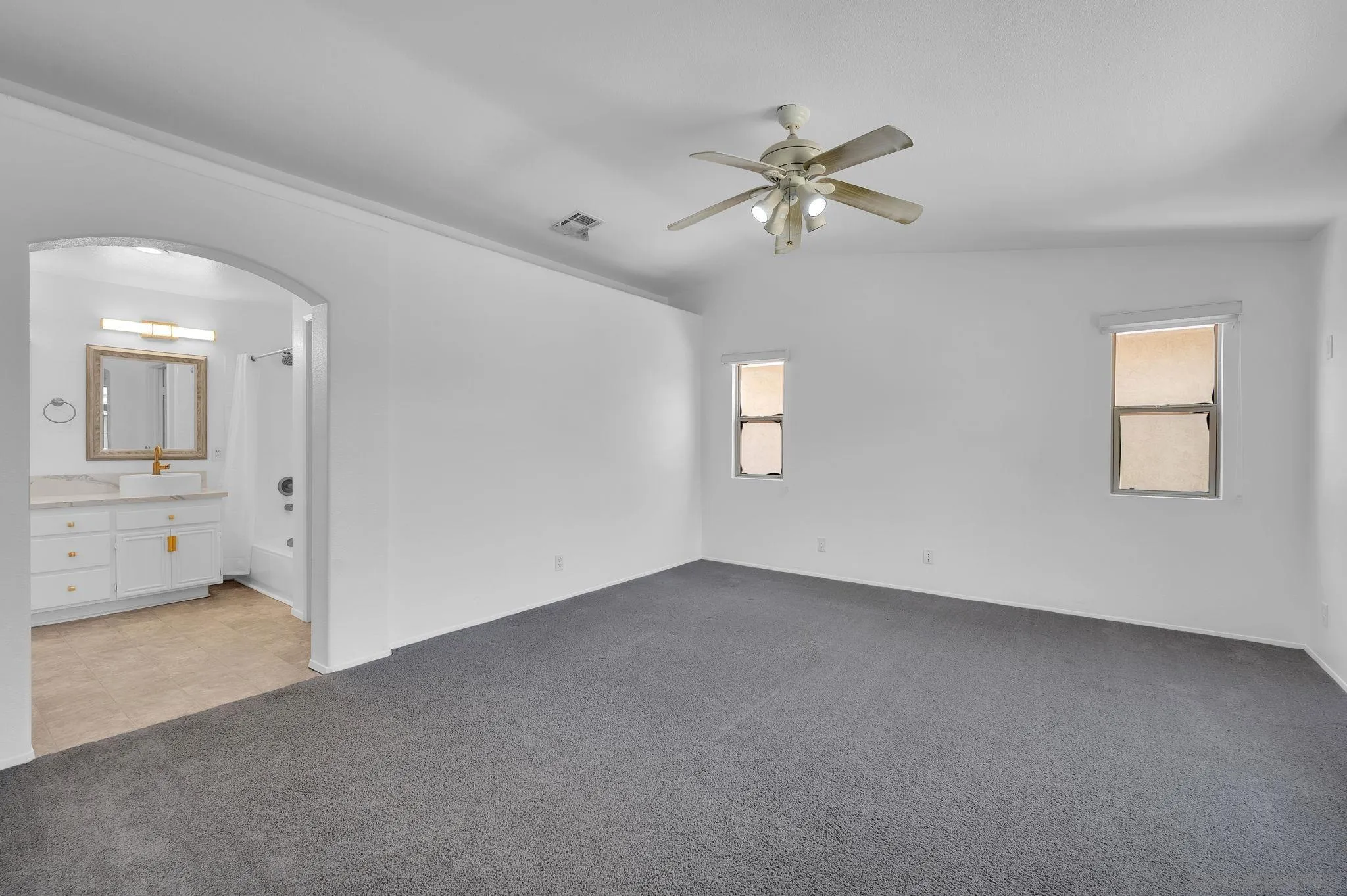 https://cdn.realtyfeed.com/cdn/127/260015568/a0baddb646dc4bde083ece34811dd799.webp