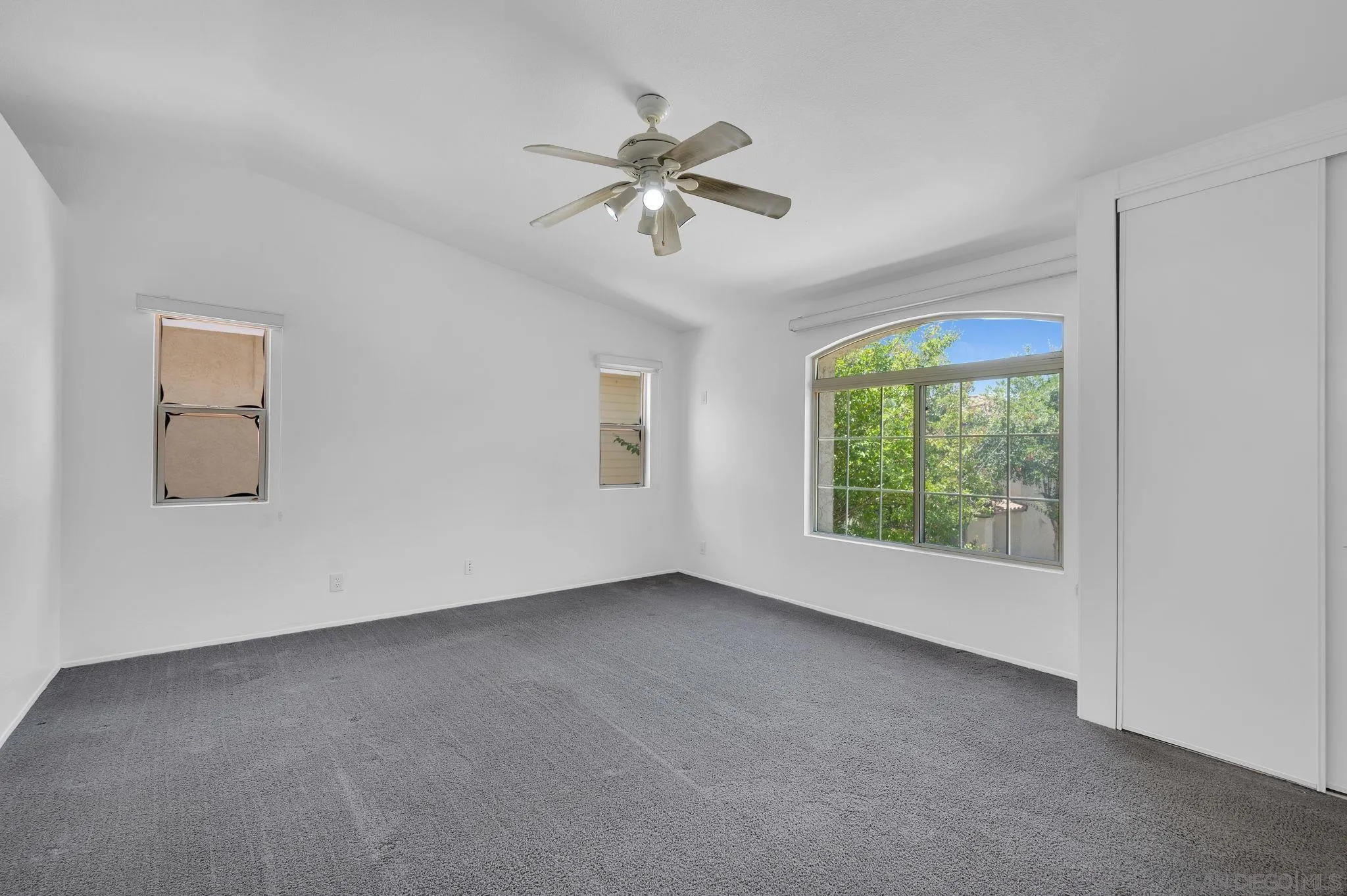 https://cdn.realtyfeed.com/cdn/127/260015568/ec0c79ce116e215360112bb9b0f76019.webp