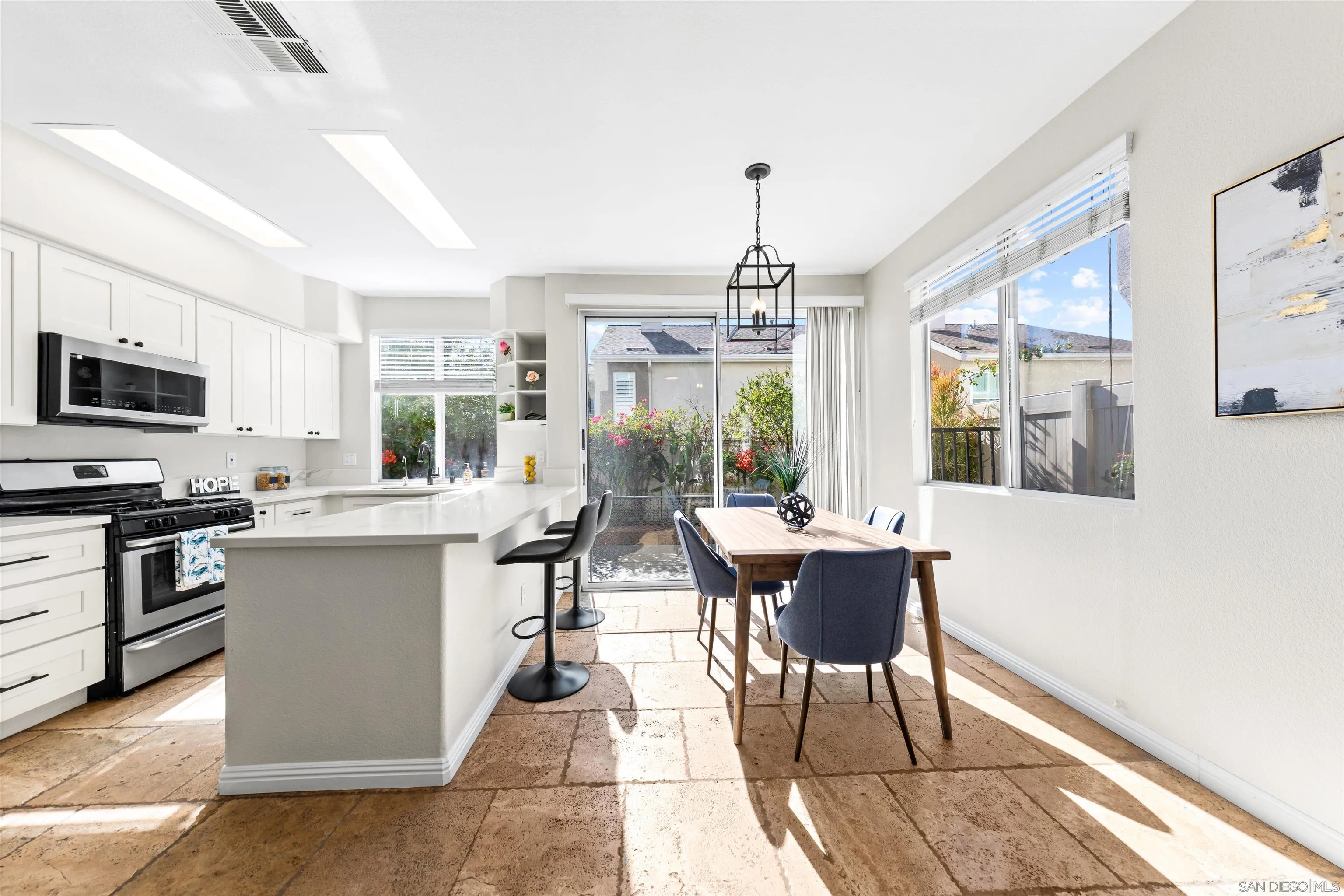 https://cdn.realtyfeed.com/cdn/127/260015571/08f133de1c74f12b3aab161a44350b16.webp