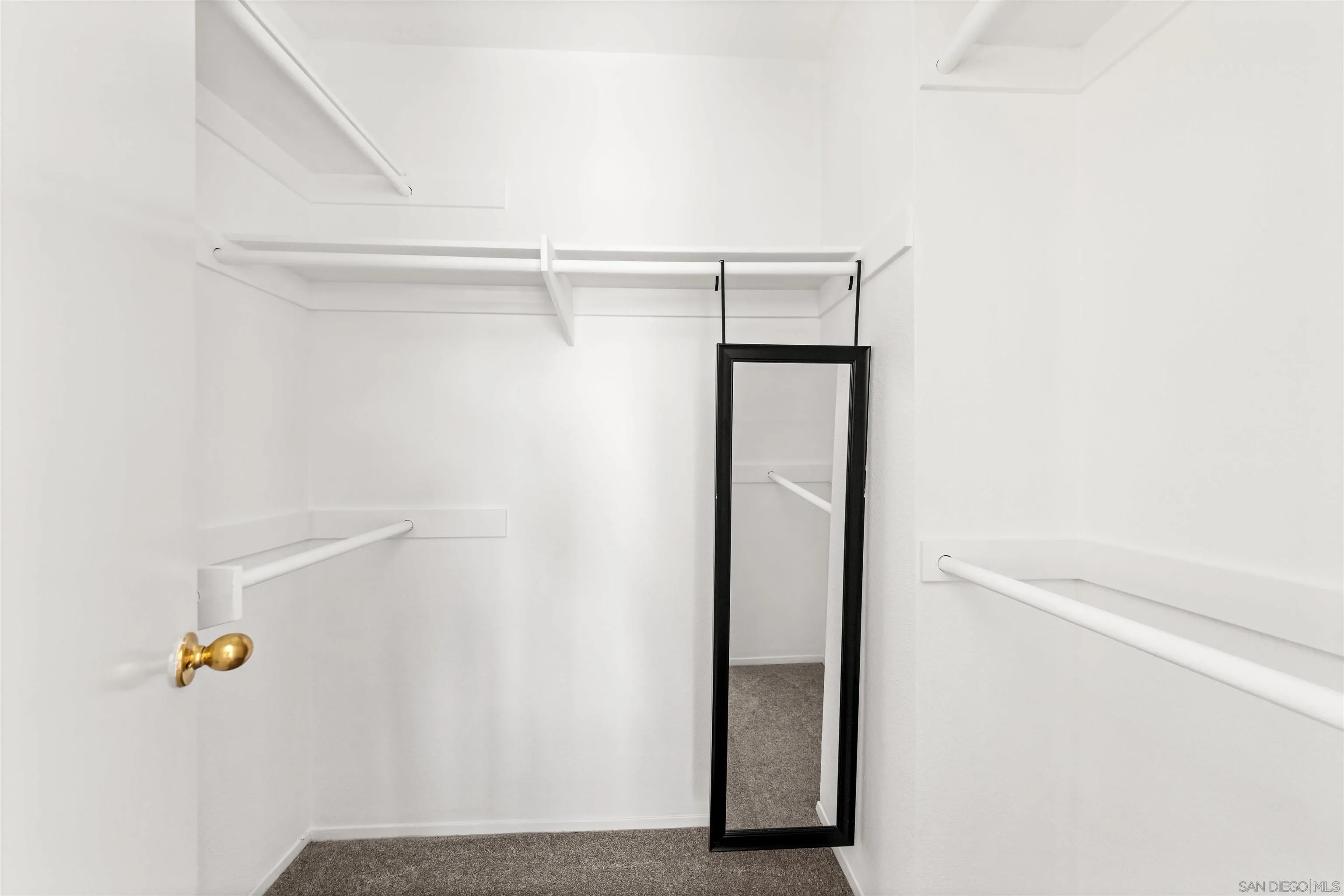 https://cdn.realtyfeed.com/cdn/127/260015571/7e6d52dc7e547d626048468f75630bfb.webp