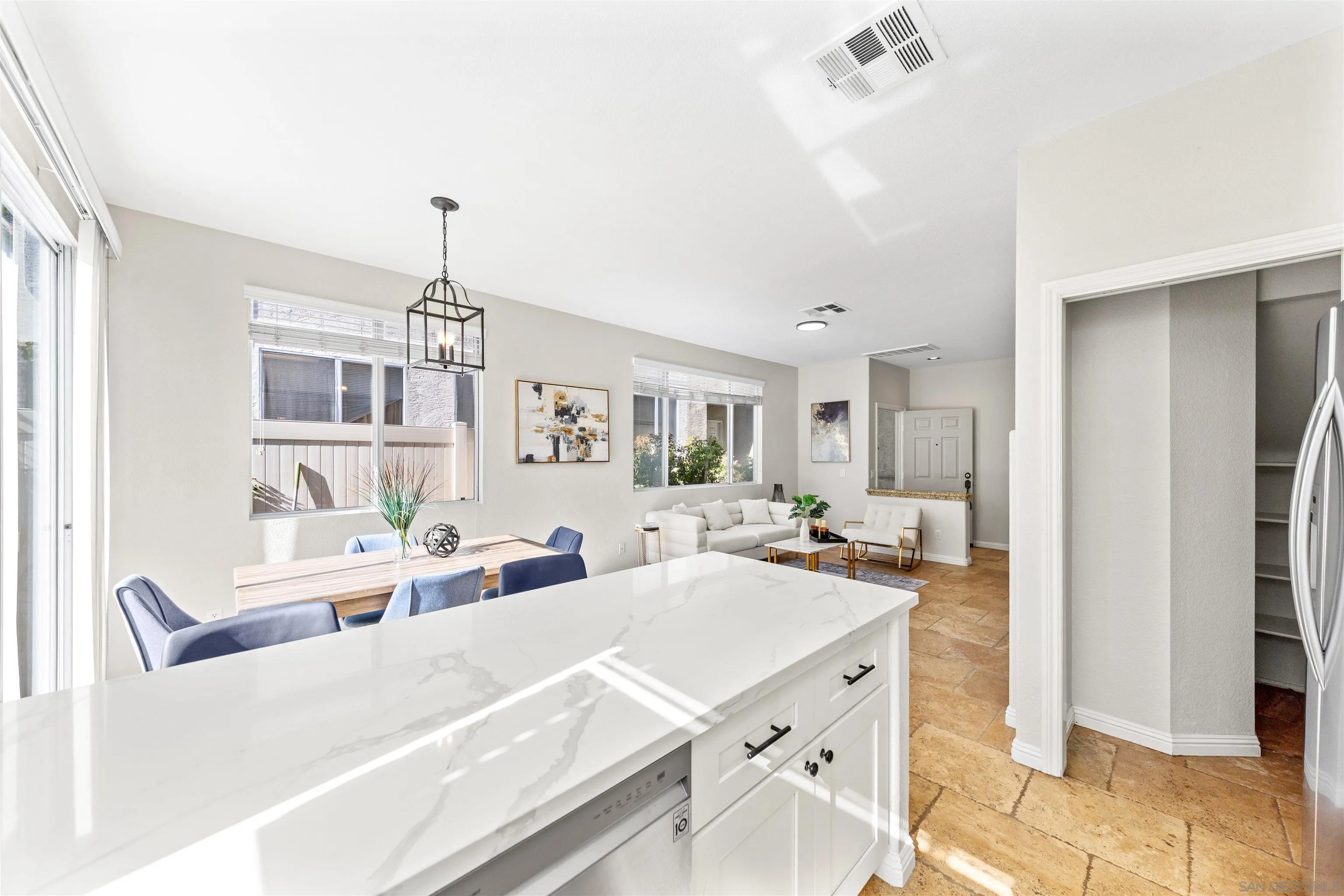 https://cdn.realtyfeed.com/cdn/127/260015571/b545f31092572821544286deb9853838.webp