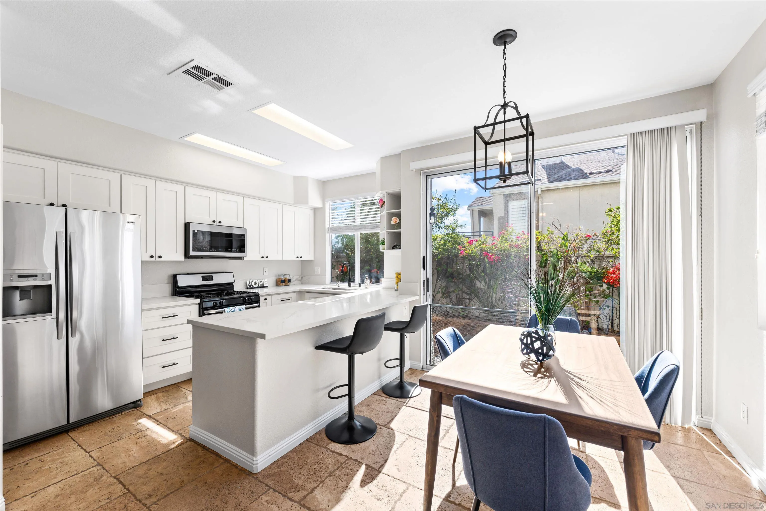 https://cdn.realtyfeed.com/cdn/127/260015571/d6e339f0b84a6c154520854243df4655.webp